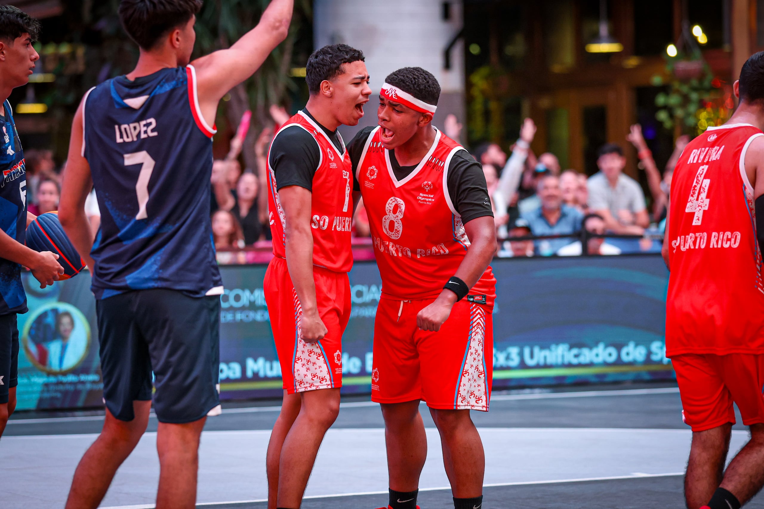 Félix Ruiz celebra con Alejandro “Yomo” Osorio.