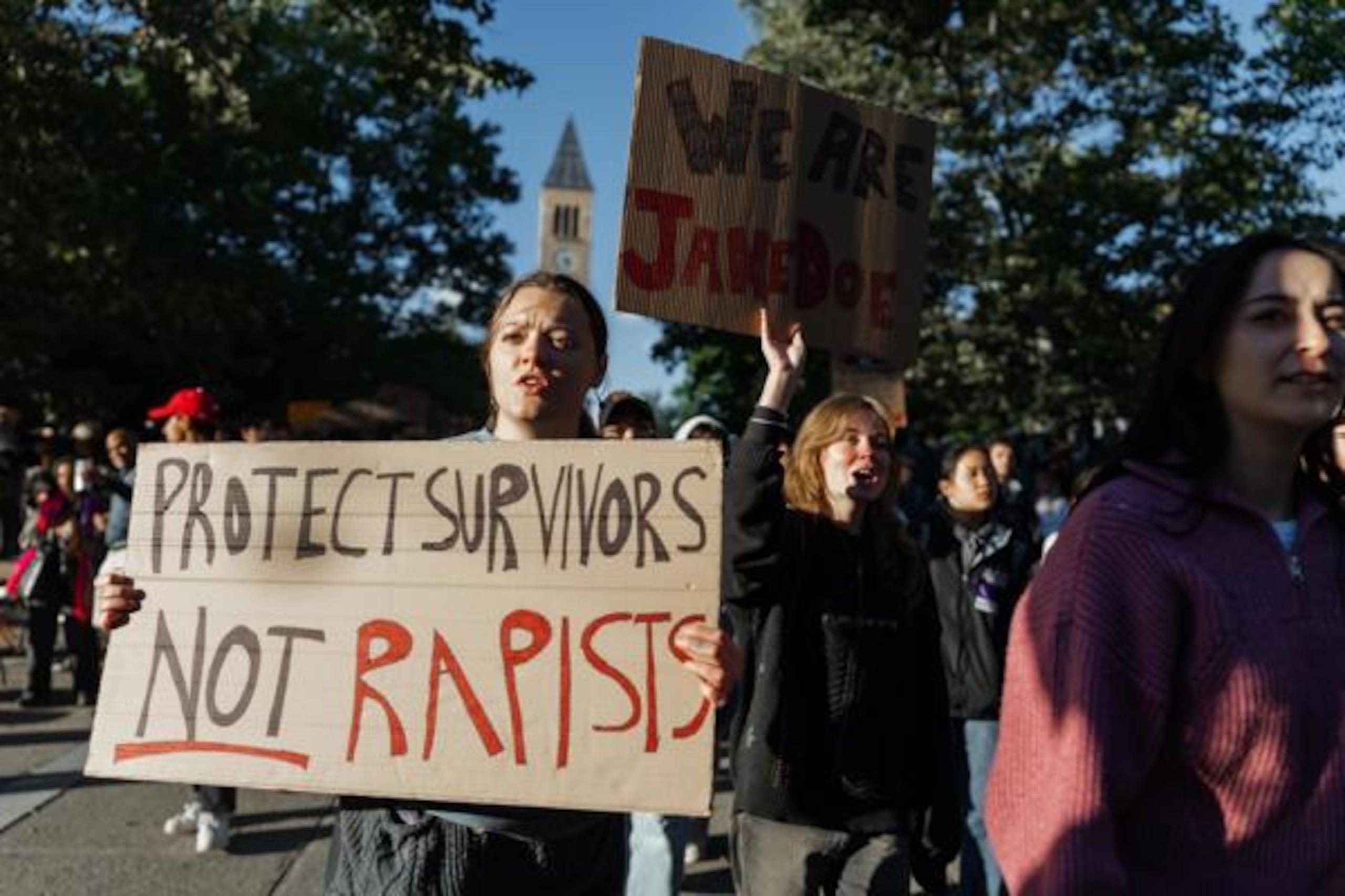 Con pancartas y consignas, estudiantes reclamaron respuestas a la Universidad de Cornell tras la denuncia de una presunta violación.