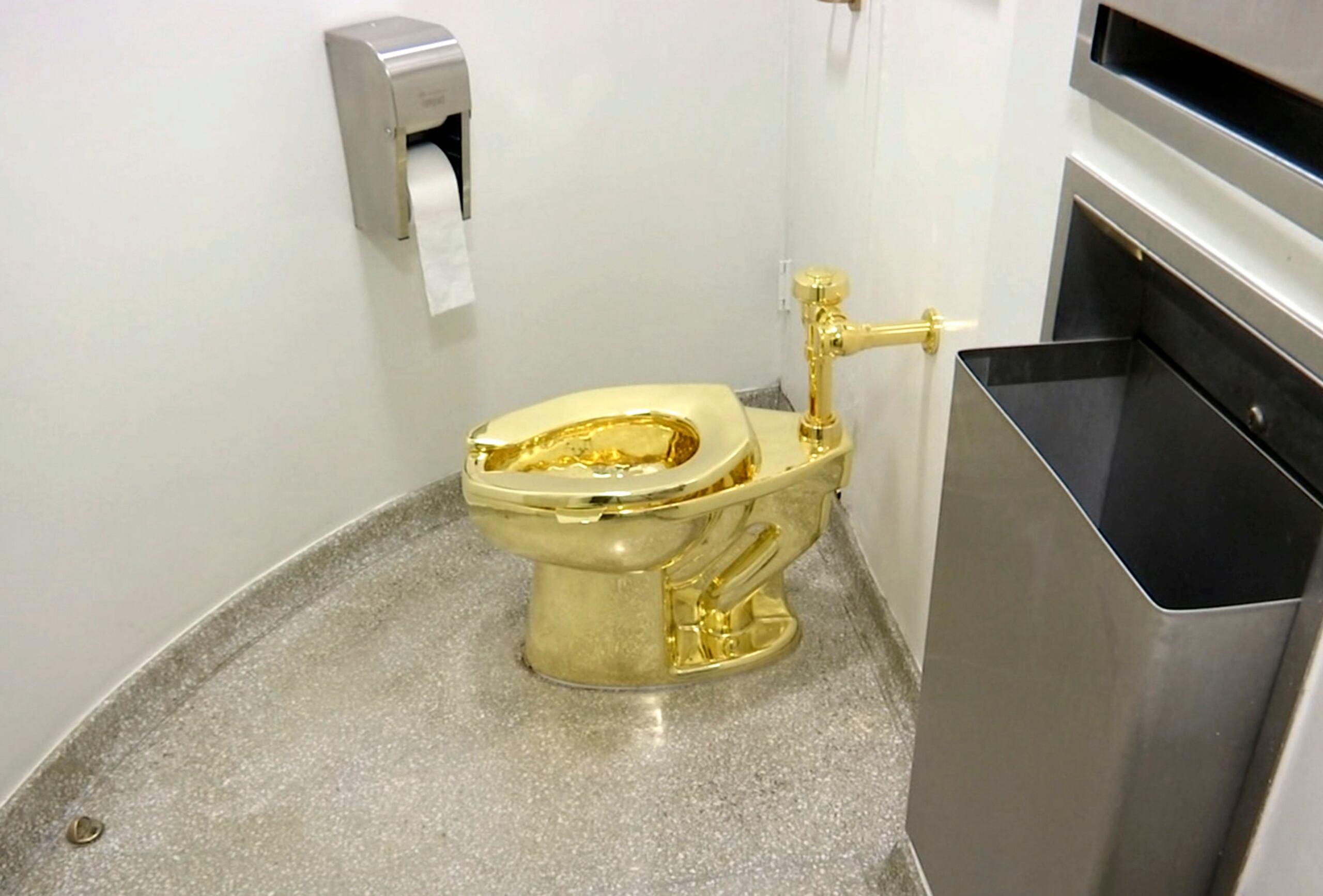 El retrete de oro de 18 quilates, parte de una obra de arte llamada "America", del artista italiano Maurizio Cattelan, en el Museo Guggenheim de Nueva York, el 16 de septiembre de 2016. Foto tomada de video. (Foto AP)