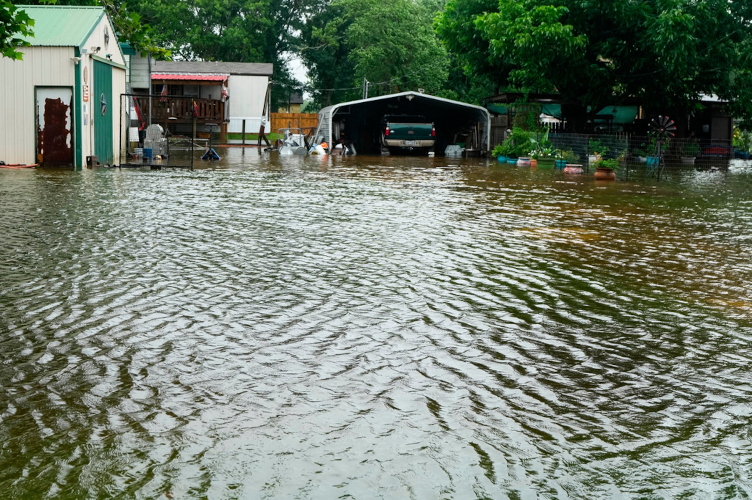 El agua rodea viviendas tras el paso de la tormenta tropical Arthur en una zona rural del condado de Brazoria, Texas, el miércoles 17 de junio de 2026.