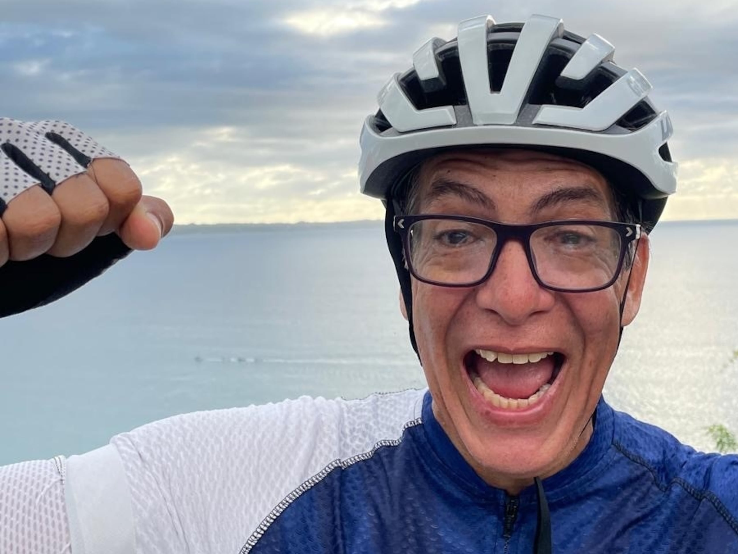 A sus 60 años, Bosques González completó con éxito el reto que se impuso de recorrer la Isla en bicicleta en un solo día.