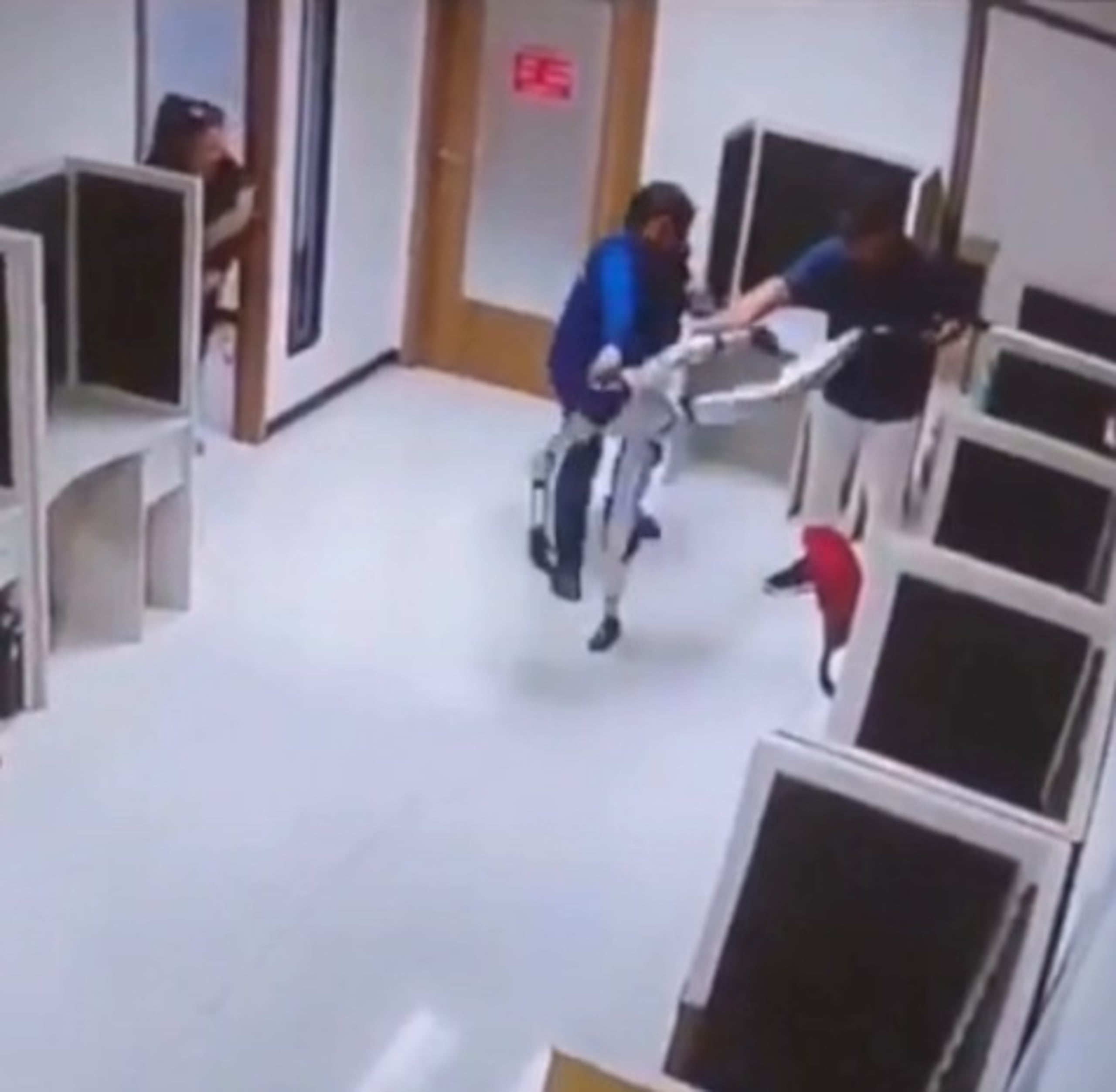 Hasta el momento no ha trascendido información sobre el incidente y si las personas que fueron golpeadas por el robot resultaron heridas.