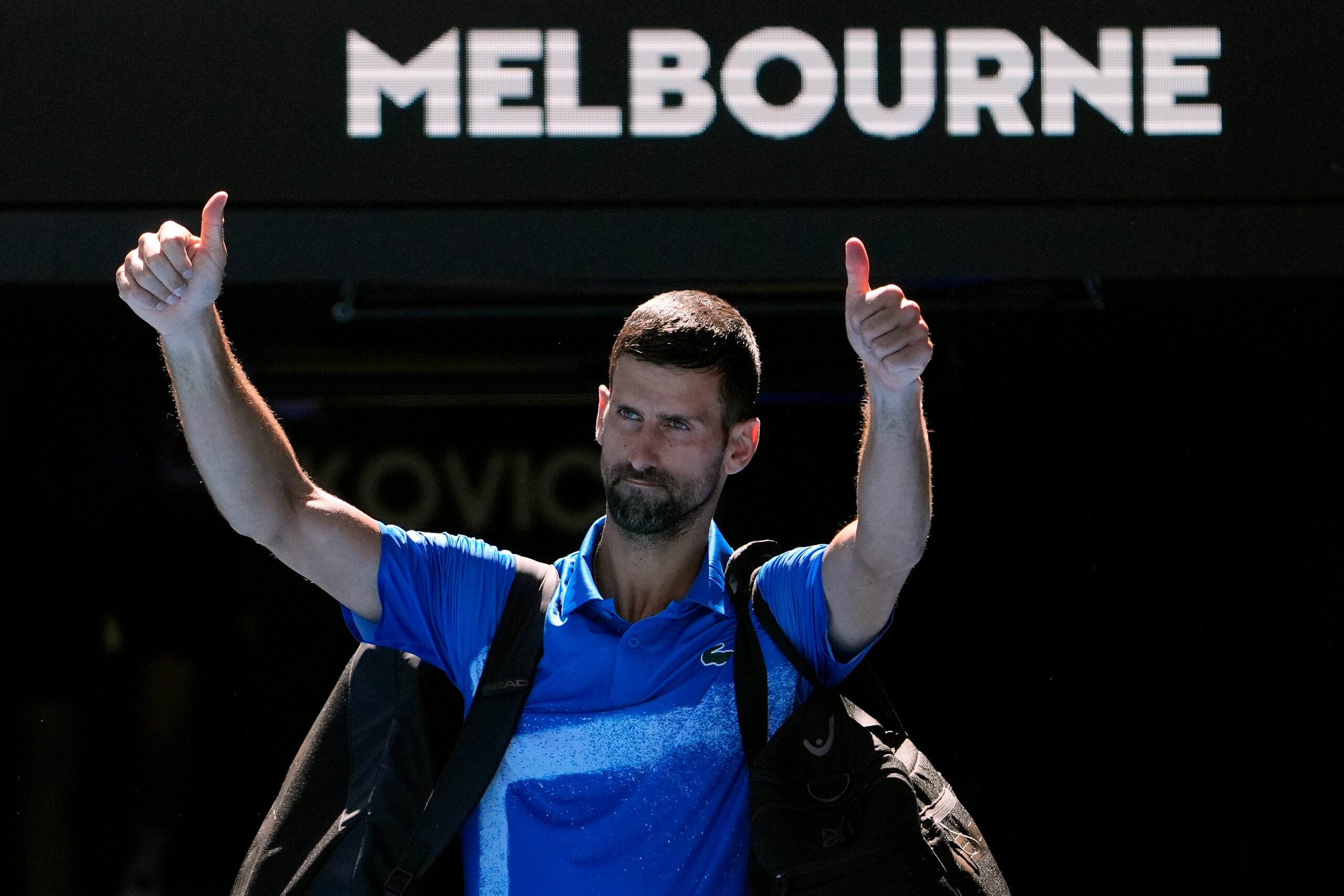 El serbio Novak Djokovic hace un gesto tras abandonar el encuentro de semifinal ante el alemán Alexander Zverev en el Rod Laver Arena el viernes 24 de enero del 2025.