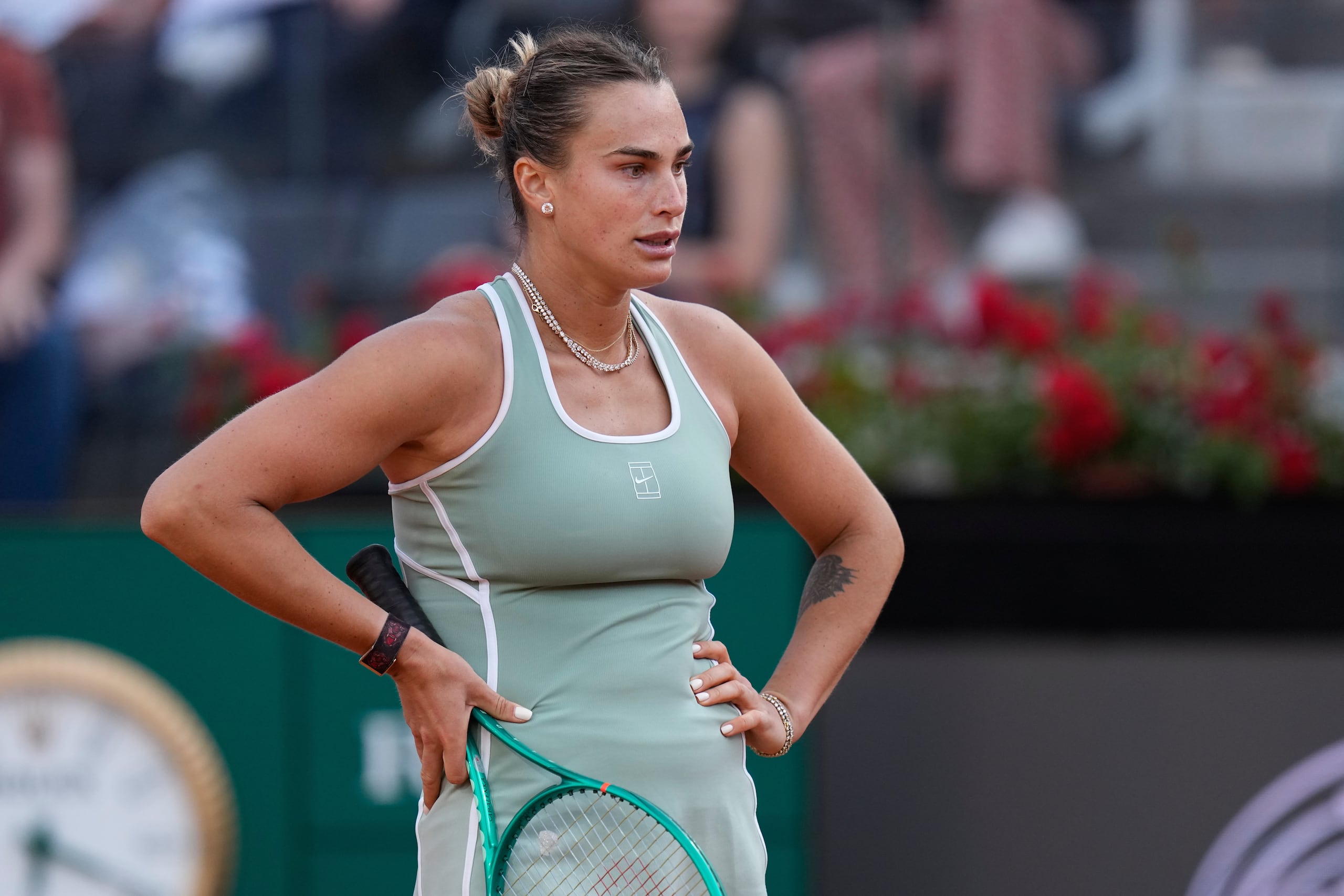 La bielorrusa Aryna Sabalenka reacciona tras perder ante la rumana Sorana Cirstea en el Abierto de Italia el sábado 9 de mayo del 2026. (AP Foto/Alessandra Tarantino)