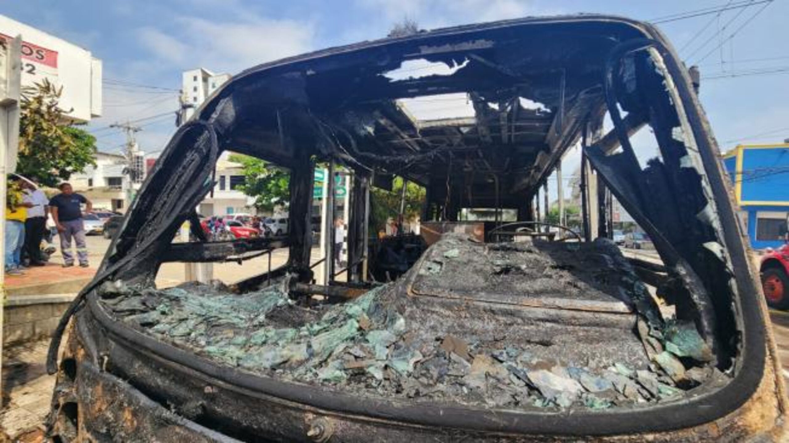 Se informó que el incendio se debió a una falla en el motor del vehículo.