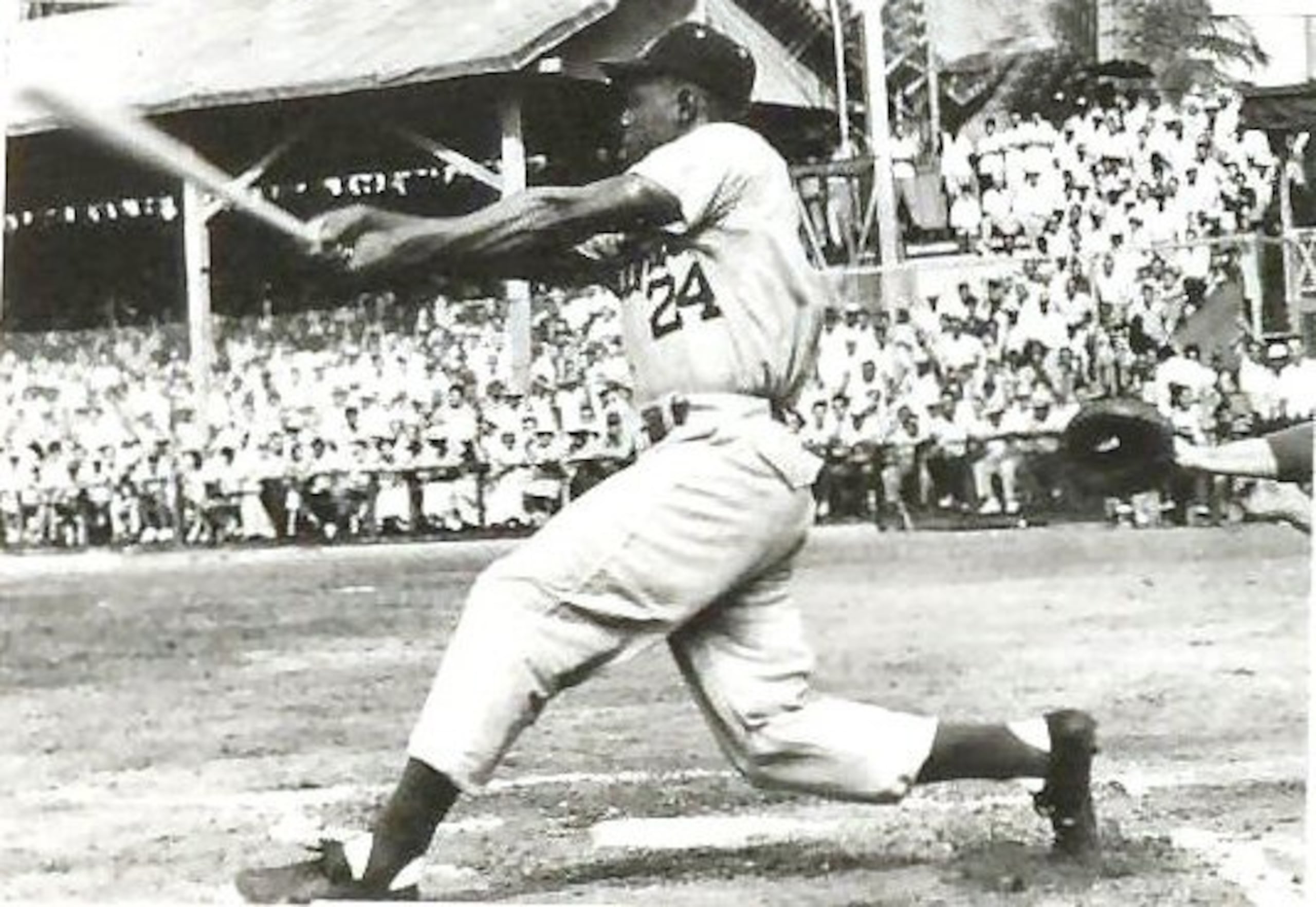 Willie Mays conecta su primer hit con los Cangrejeros de Santurce.
