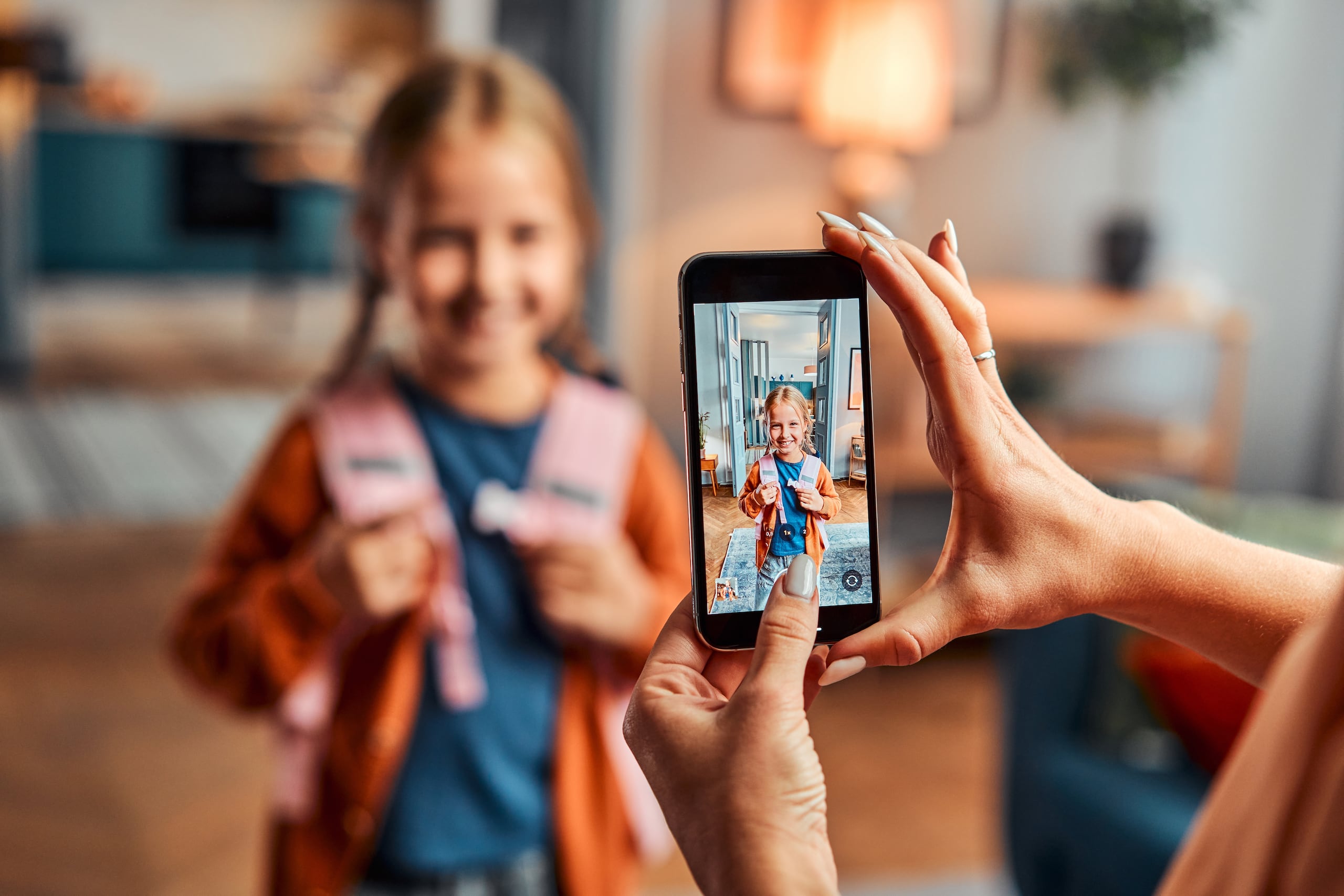 No solo abres la puerta a posibilidades desconocidas del uso que alguien ajeno pueda dar a las imágenes, sino que no sabes cómo puede verse afectado el menor  a futuro.