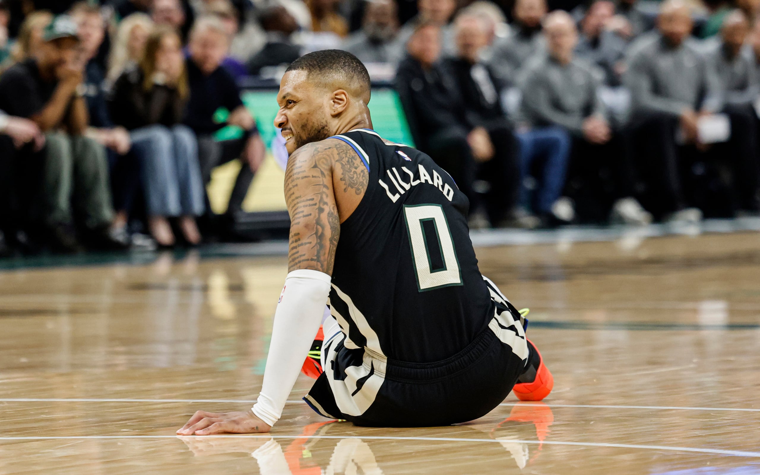 Damian Lillard de los Bucks de Milwaukee gesticula tras caer en el partido contra los Pacers de Indiana, el domingo 27 de abril de 2025, en Milwaukee. (AP Foto/Jeffrey Phelps)
