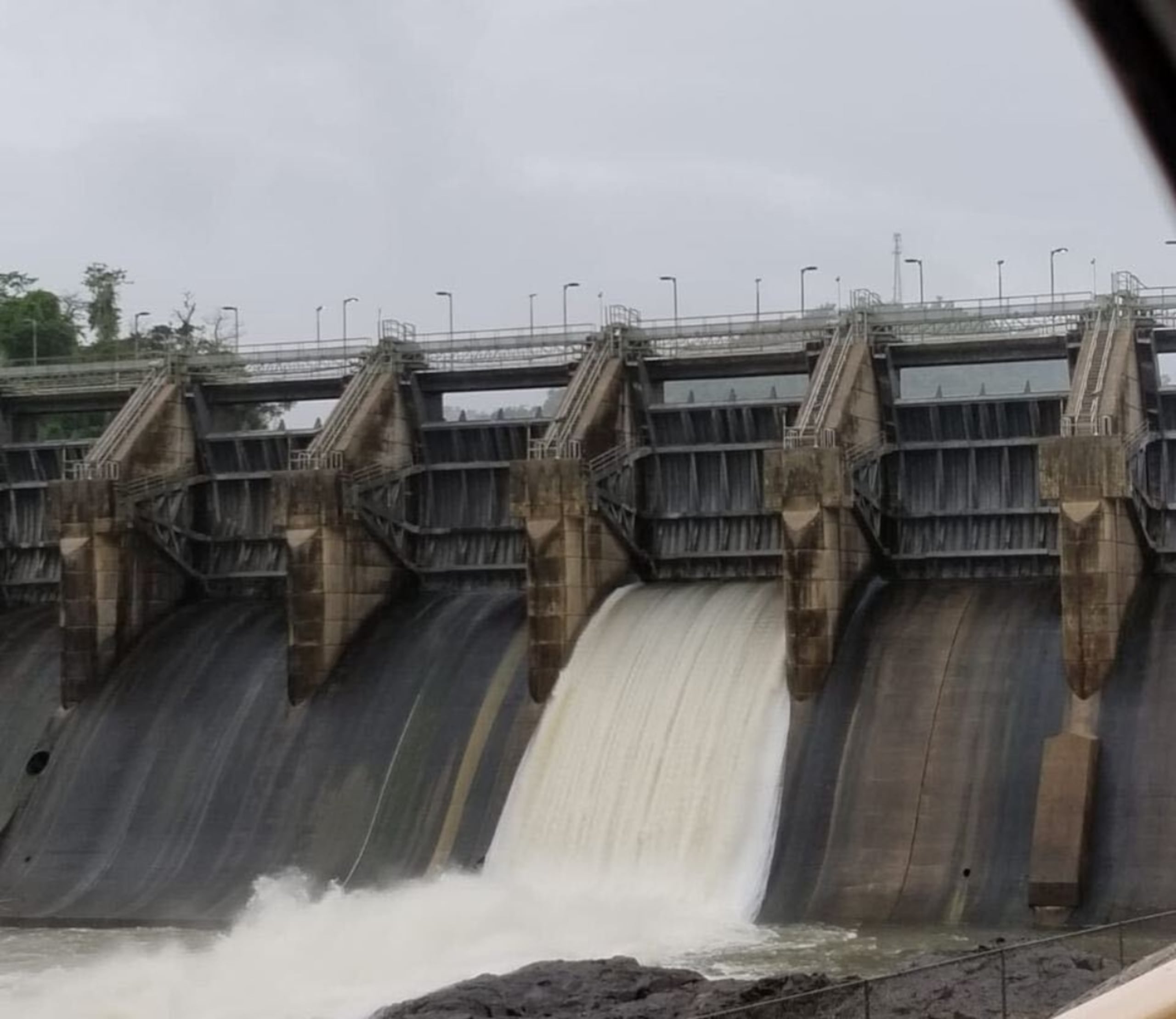 Compuerta abierta en la represa del embalse Carraízo como medida preventiva ante el paso de la tormenta Laura.