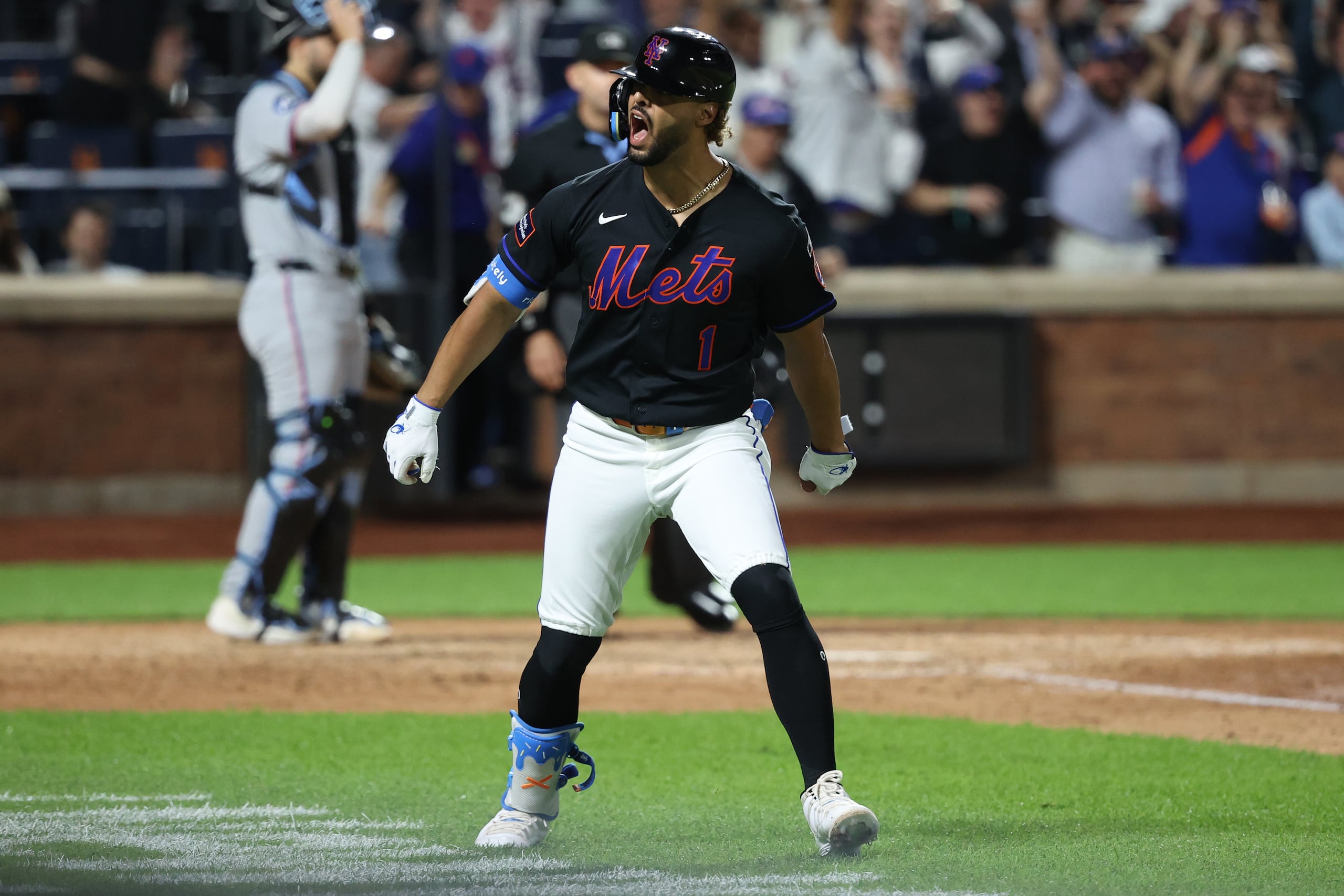 M.J. Meléndez celebra su cuadrangular ganador.