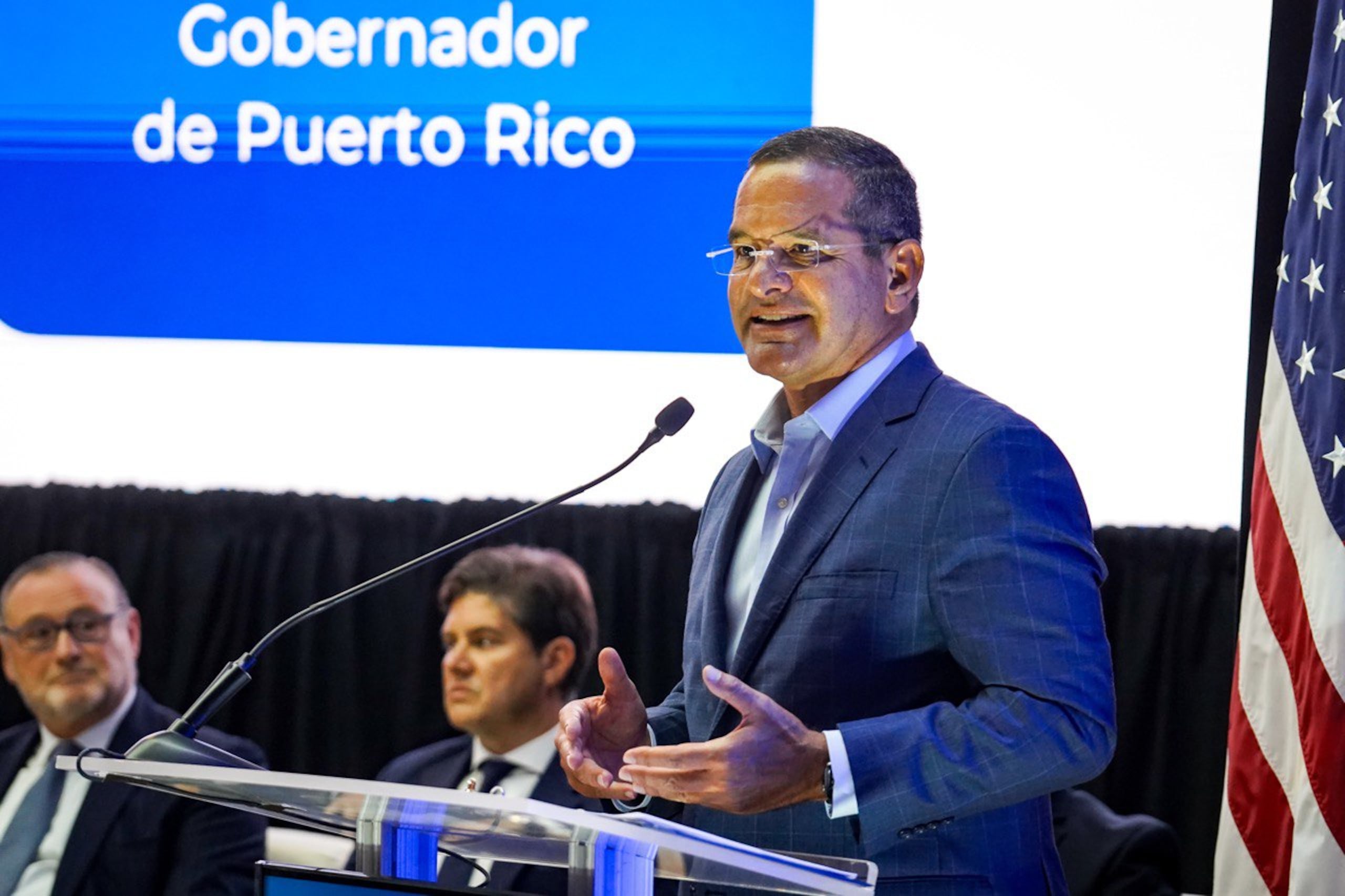 En la conferencia de prensa, en la que participó el gobernador Pedro Pierluisi, se indicó que los trabajos que se realizarán en las autopistas generarían sobre 1,000 empleos.