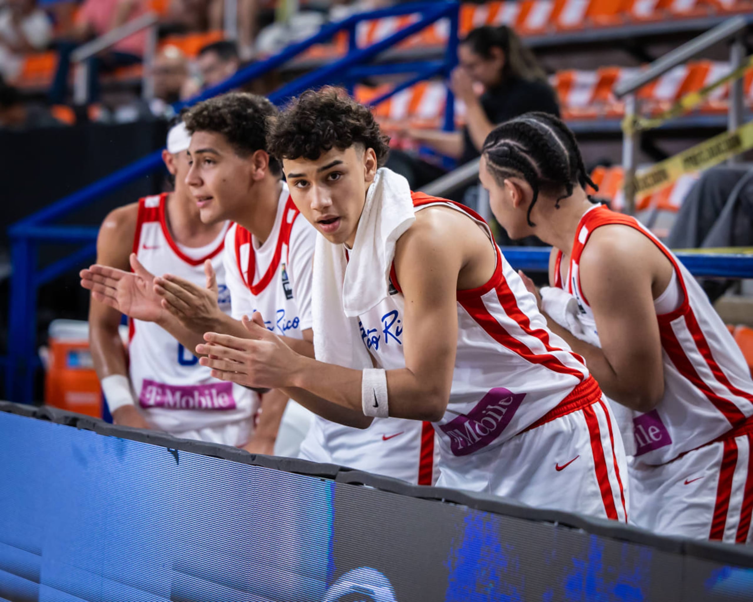 Jugadores de Puerto Rico celebran una de las jugadas durante el partido ante Argentina.