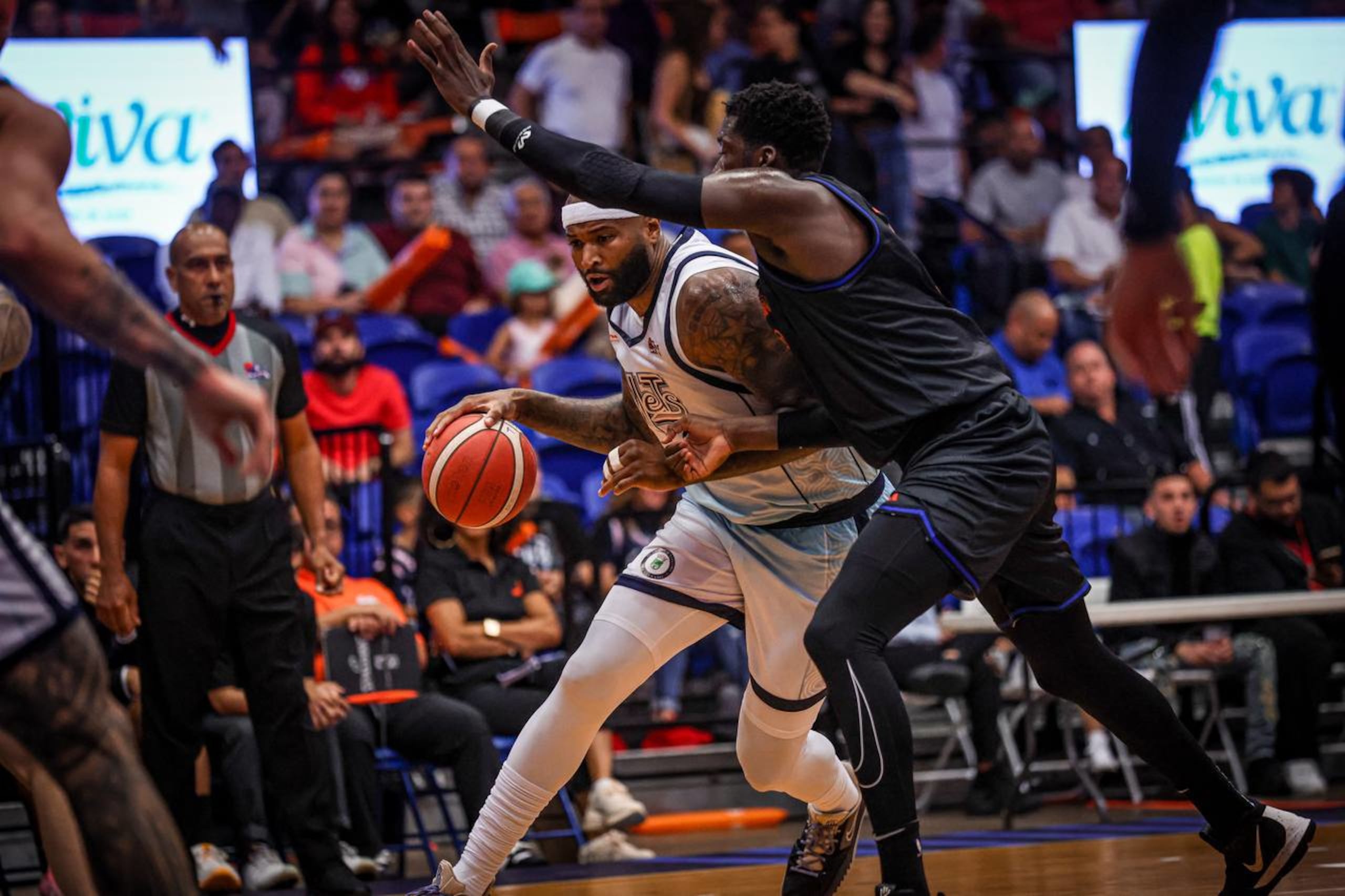 DeMarcus Cousins maneja el balón en un partido contra los Cangrejeros de Santurce en 2023.