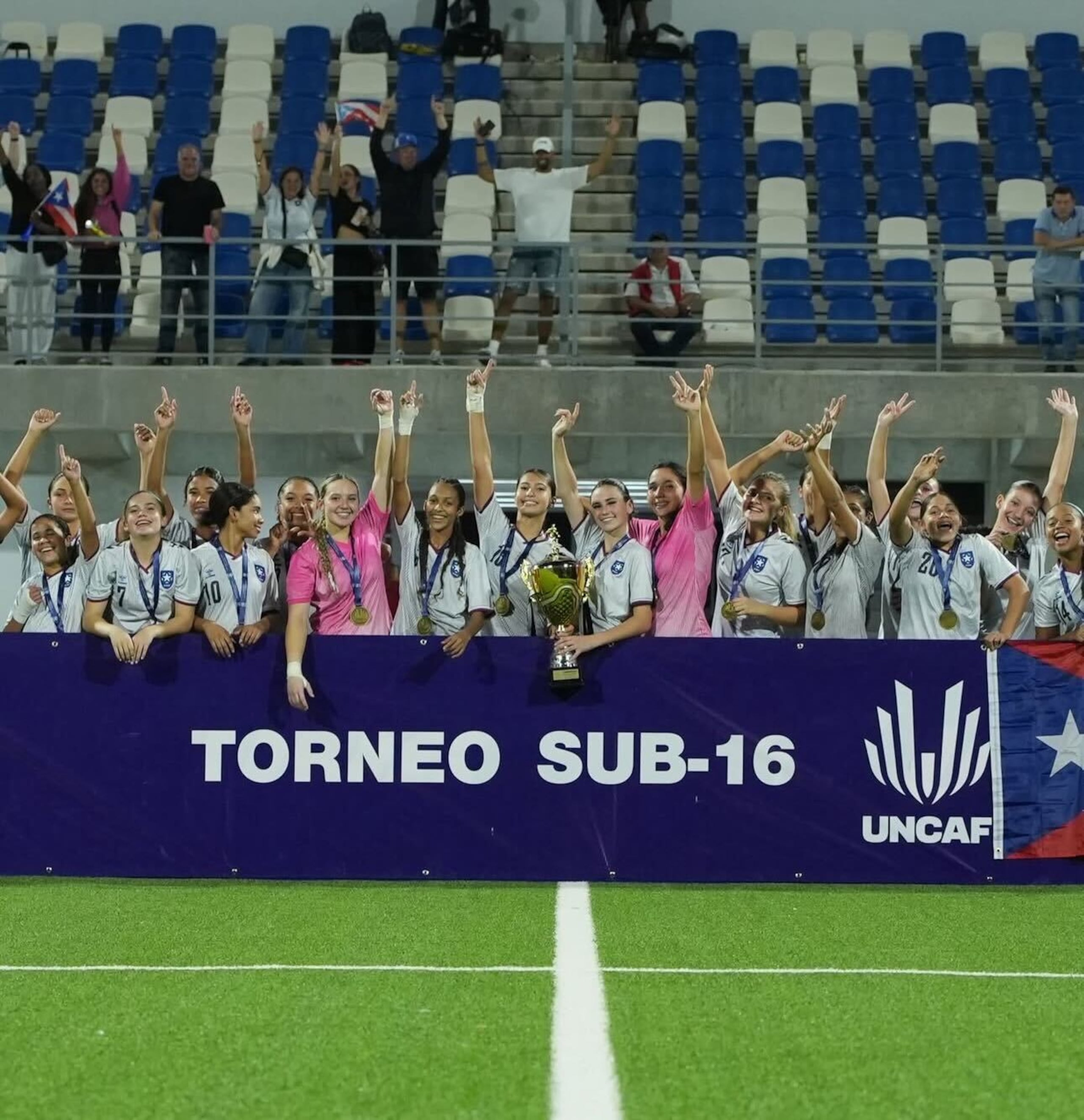 La Selección Nacional de fútbol femenino Sub-16 tras ganar el campeonato del torneo UNCAF 2025.