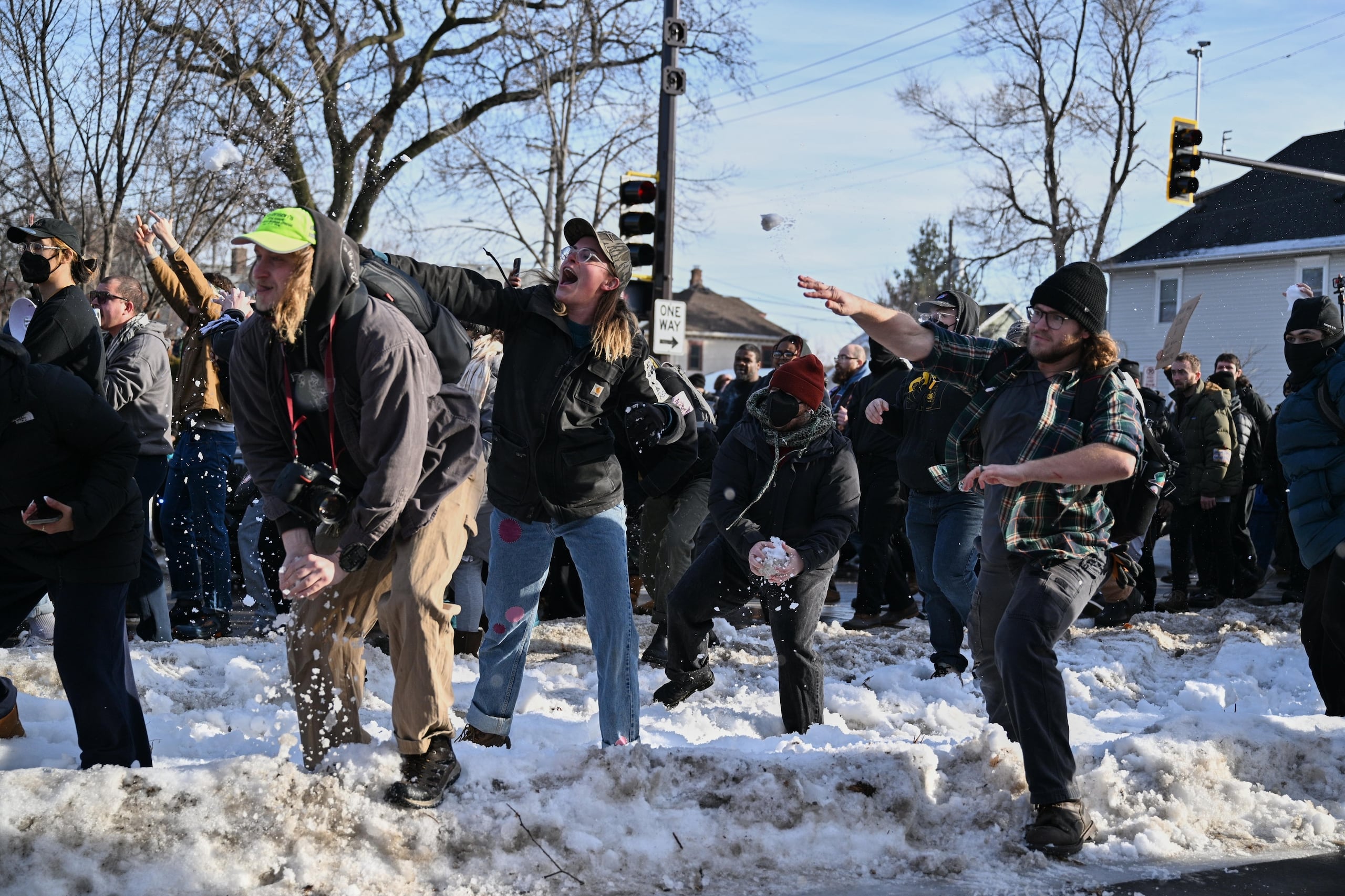 La gente protesta mientras agentes acuden al lugar del tiroteo en el que participaron agentes federales, el miércoles 7 de enero de 2026, en Minneapolis. (Foto AP/Tom Baker)