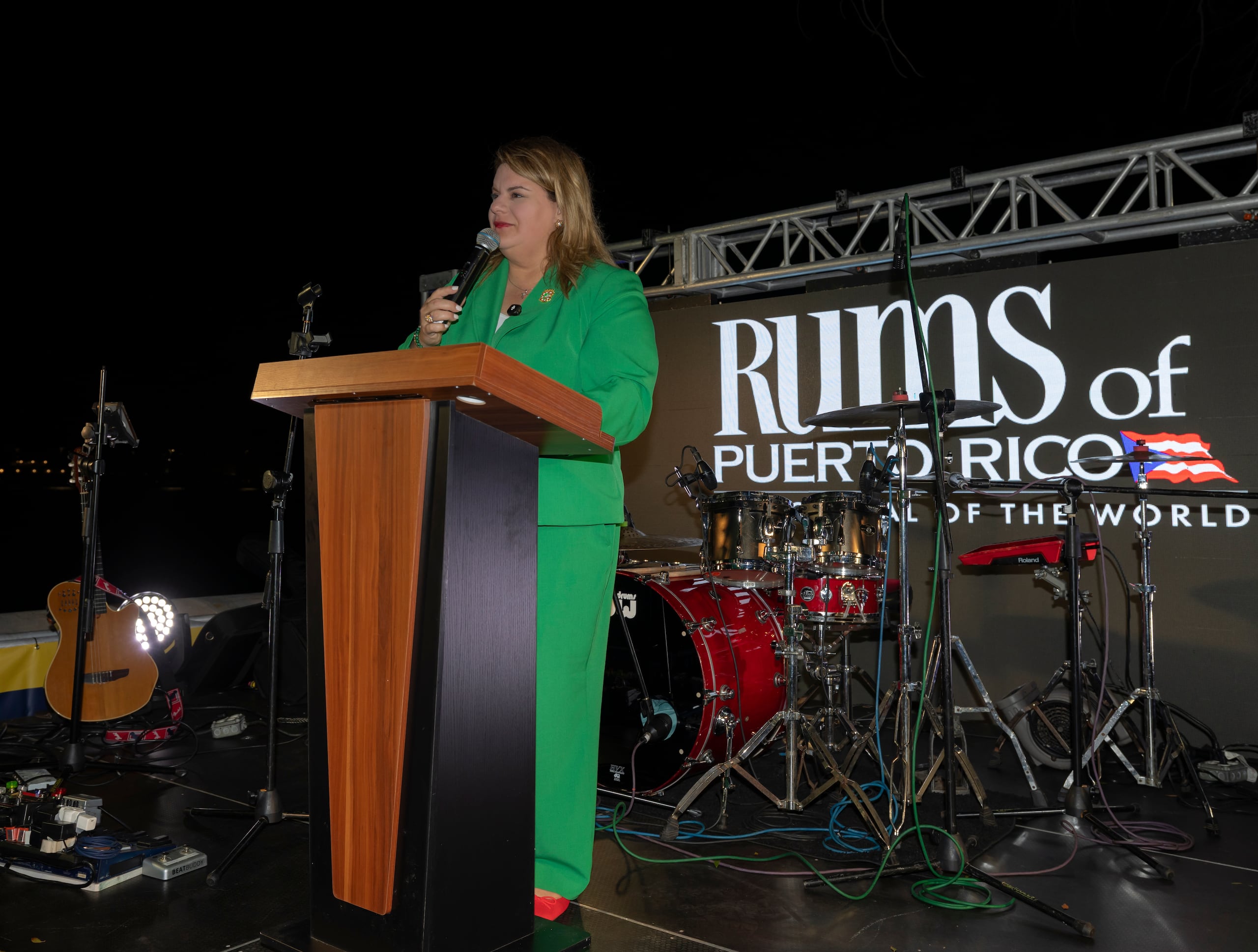 La gobernadora Jenniffer González Colón al anunciar el acuerdo con cuatro de las organizaciones de las Grandes Ligas de Béisbol.