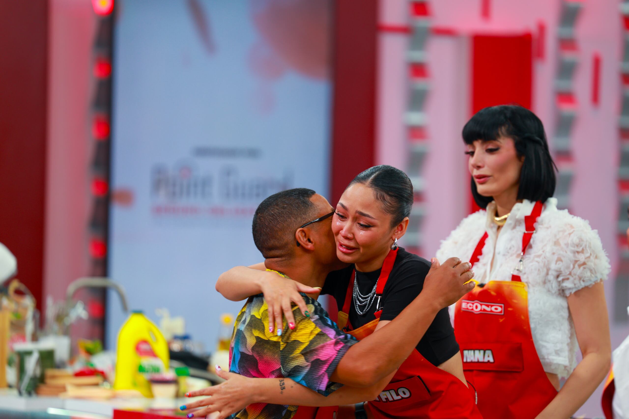 Adri Filomeno abrazó al excampeón de boxeo a su salida de la competencia.