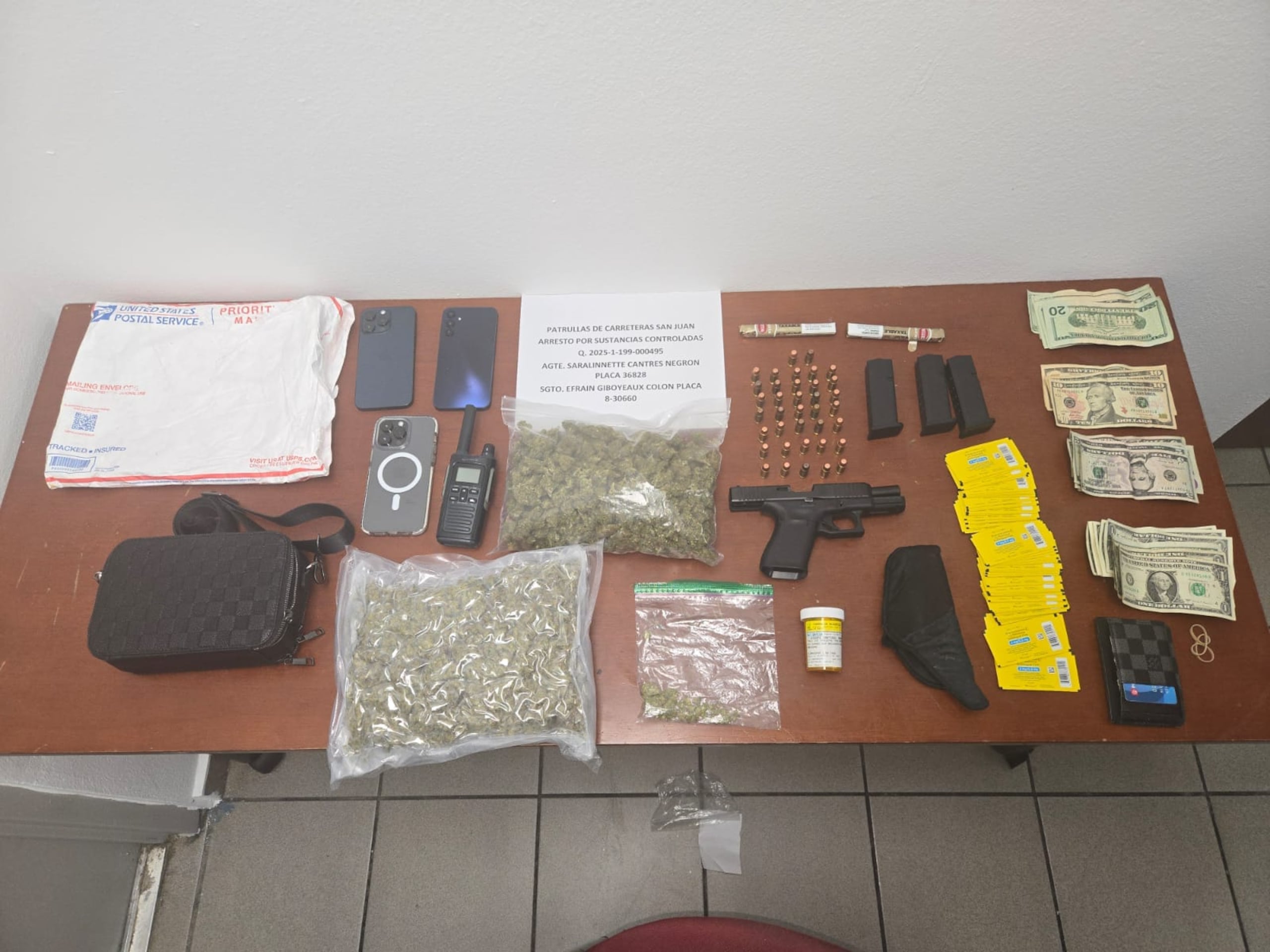 Agentes de la División de Patrullas de Carreteras de San Juan, ocuparon sustancias controladas en una intervención por violación a la Ley de Vehículos y Tránsito en el kilómetro 4.5 del expreso Las Américas, en Hato Rey.