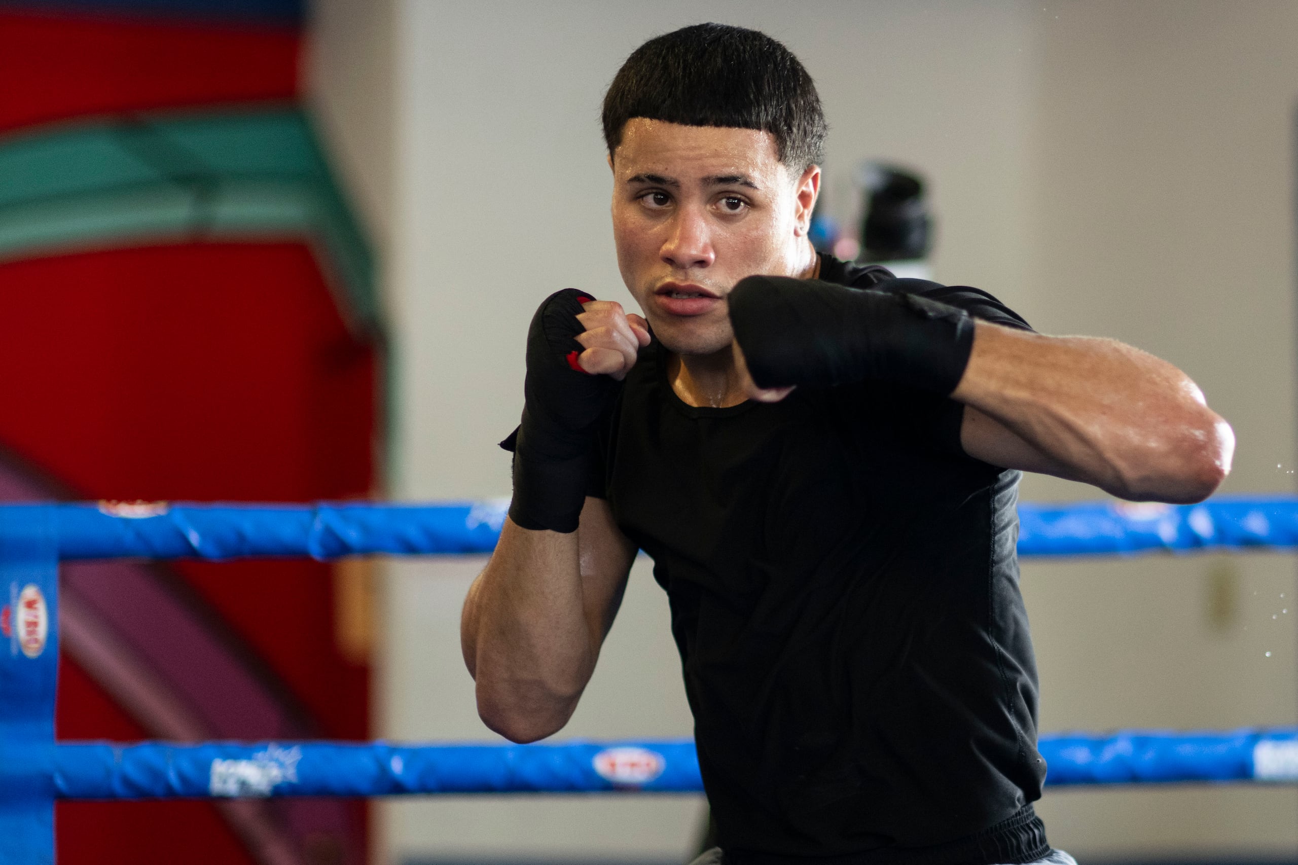 El prospecto Jan Paul Rivera durante un entrenamiento abierto a la prensa en el gimnasio municipal de Carolina.