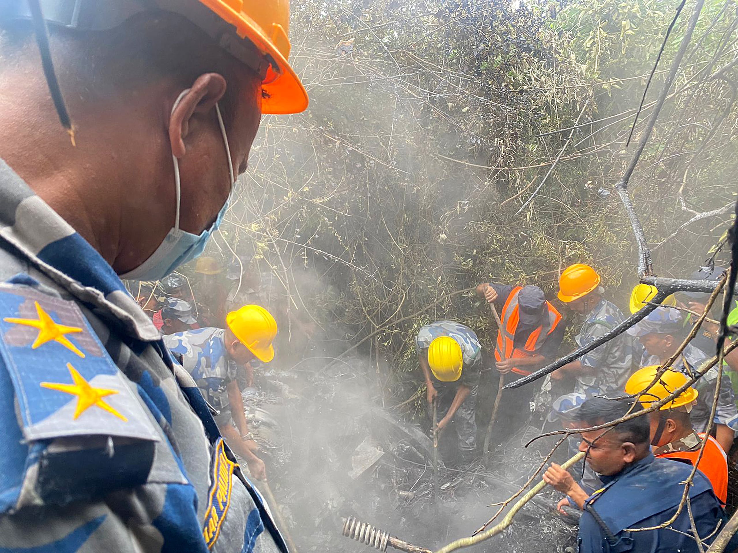 Las autoridades indicaron que nadie en tierra firme resultó herido y ninguna casa cercana sufrió daños, aunque algunos vehículos sí.