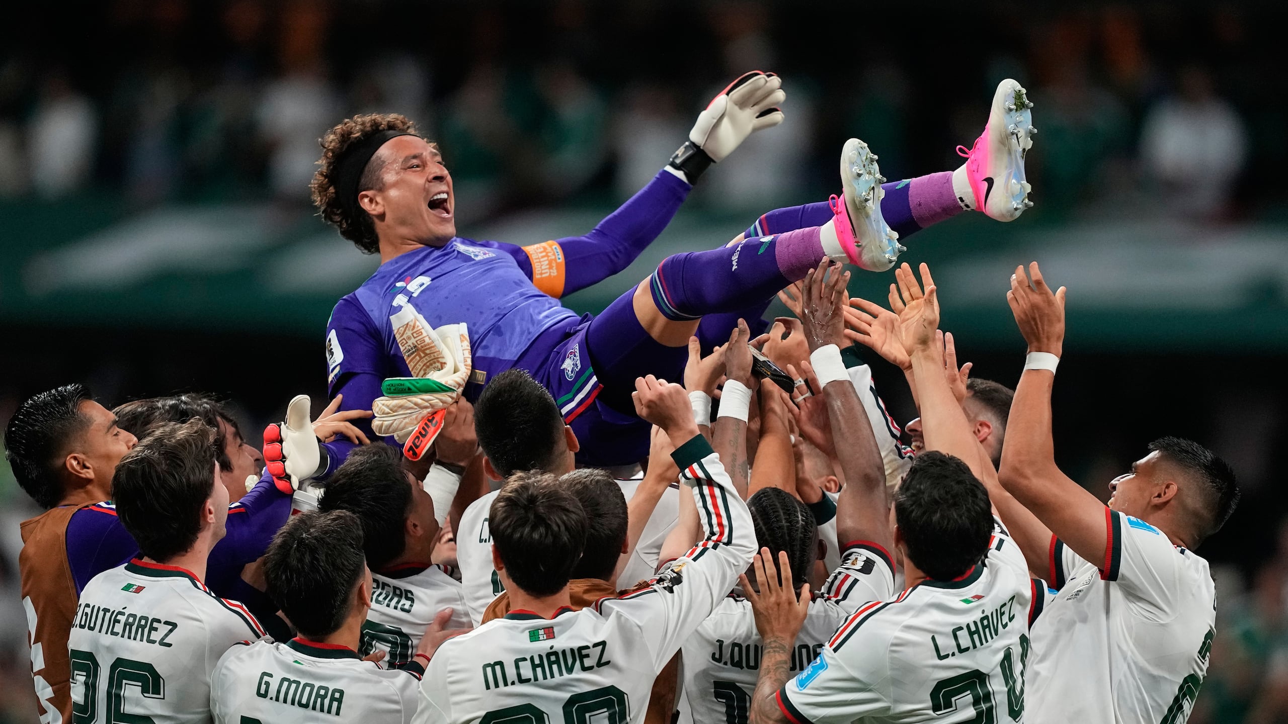 Guillermo Ochoa, arquero de México, es lanzado por los aires por sus compañeros tras la victoria sobre República Checa en el Mundial.
