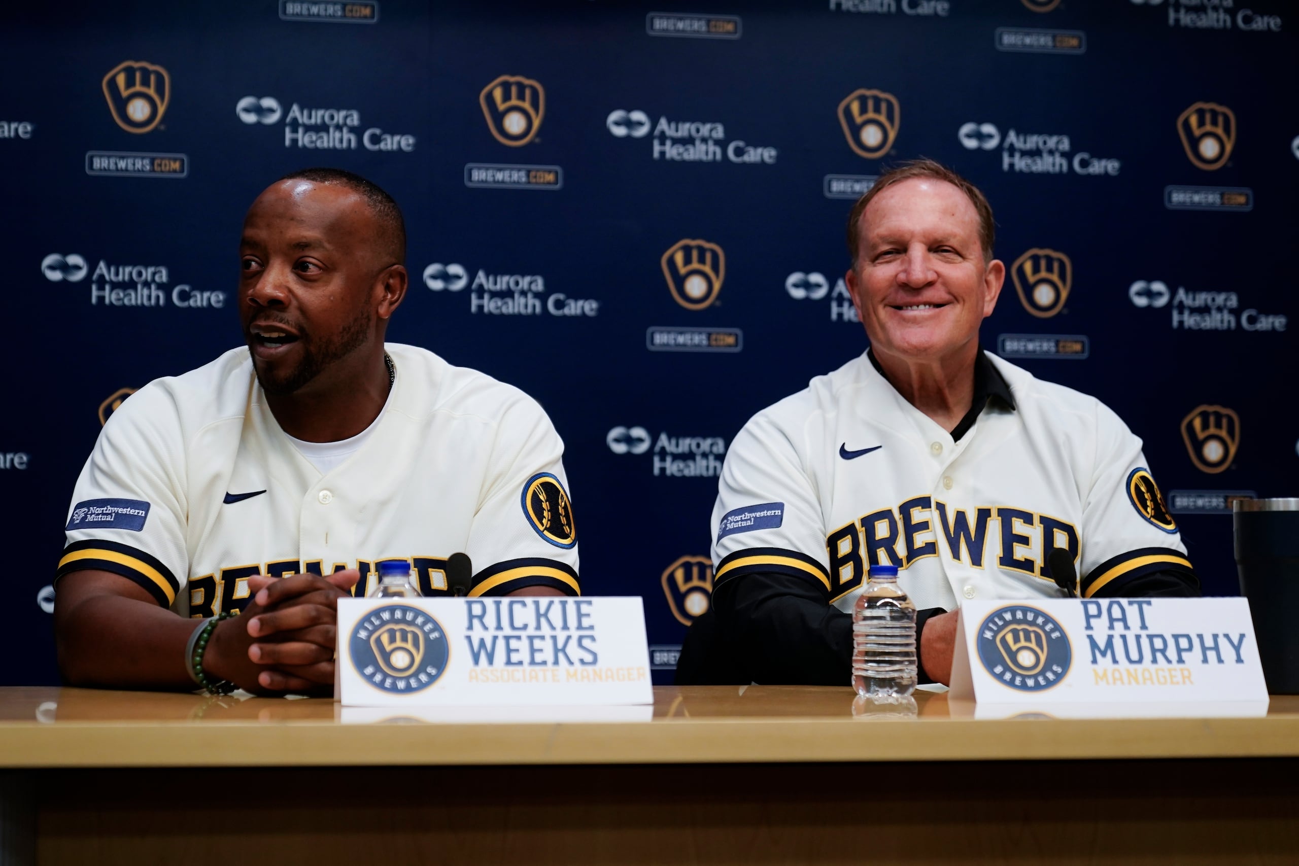 El nuevo mánager de los Cerveceros de Milwaukee Pat Murphy y el mánager asistente Rickyie Weeks hablan en conferencia de prensa durante su presentación con el equipo el jueves 16 de noviembre del 2023. (AP Foto/Morry Gash)