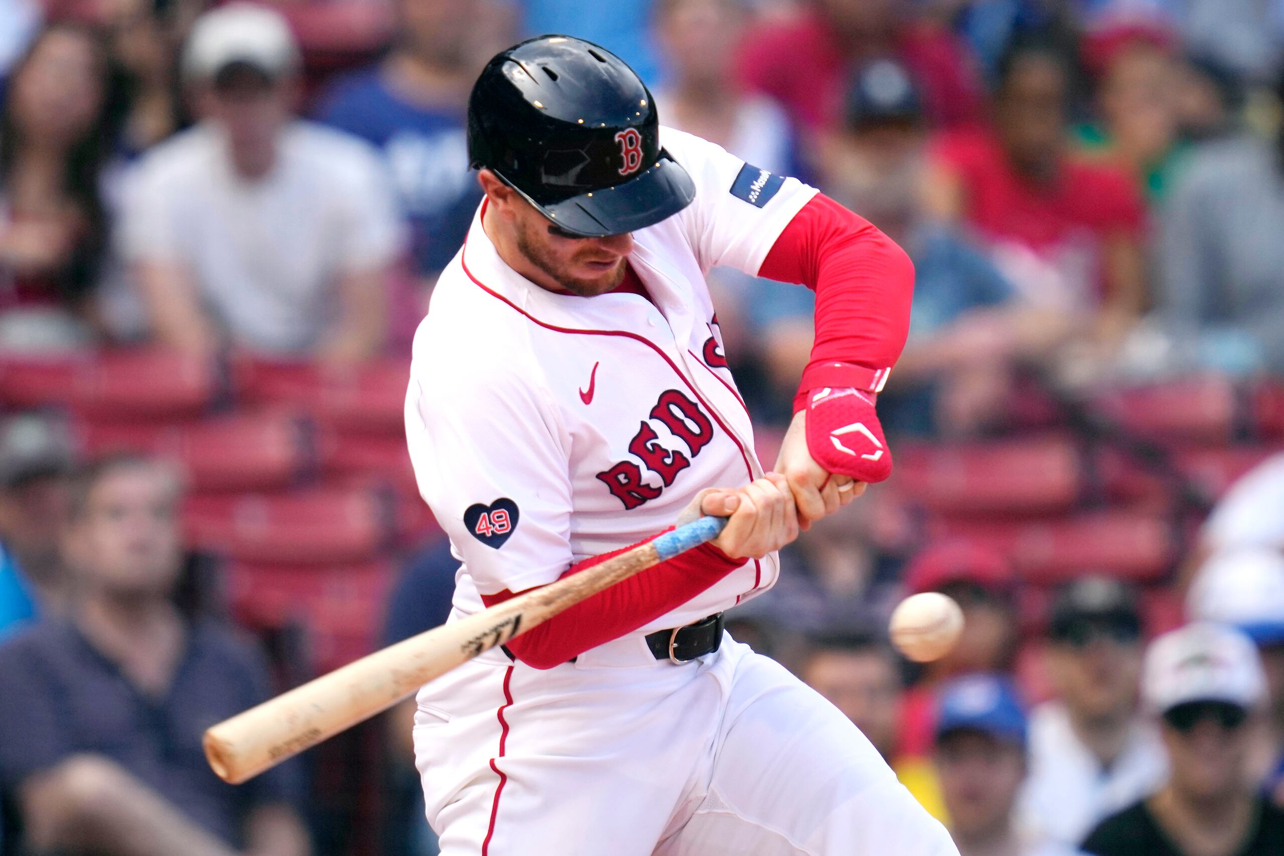 Danny Jansen de los Red Sox de Boston batea ante los Blue Jays Toronto hoy lunes en la culminación de un partido que fue suspendido por lluvia en junio, cuando jugaba para Toronto.