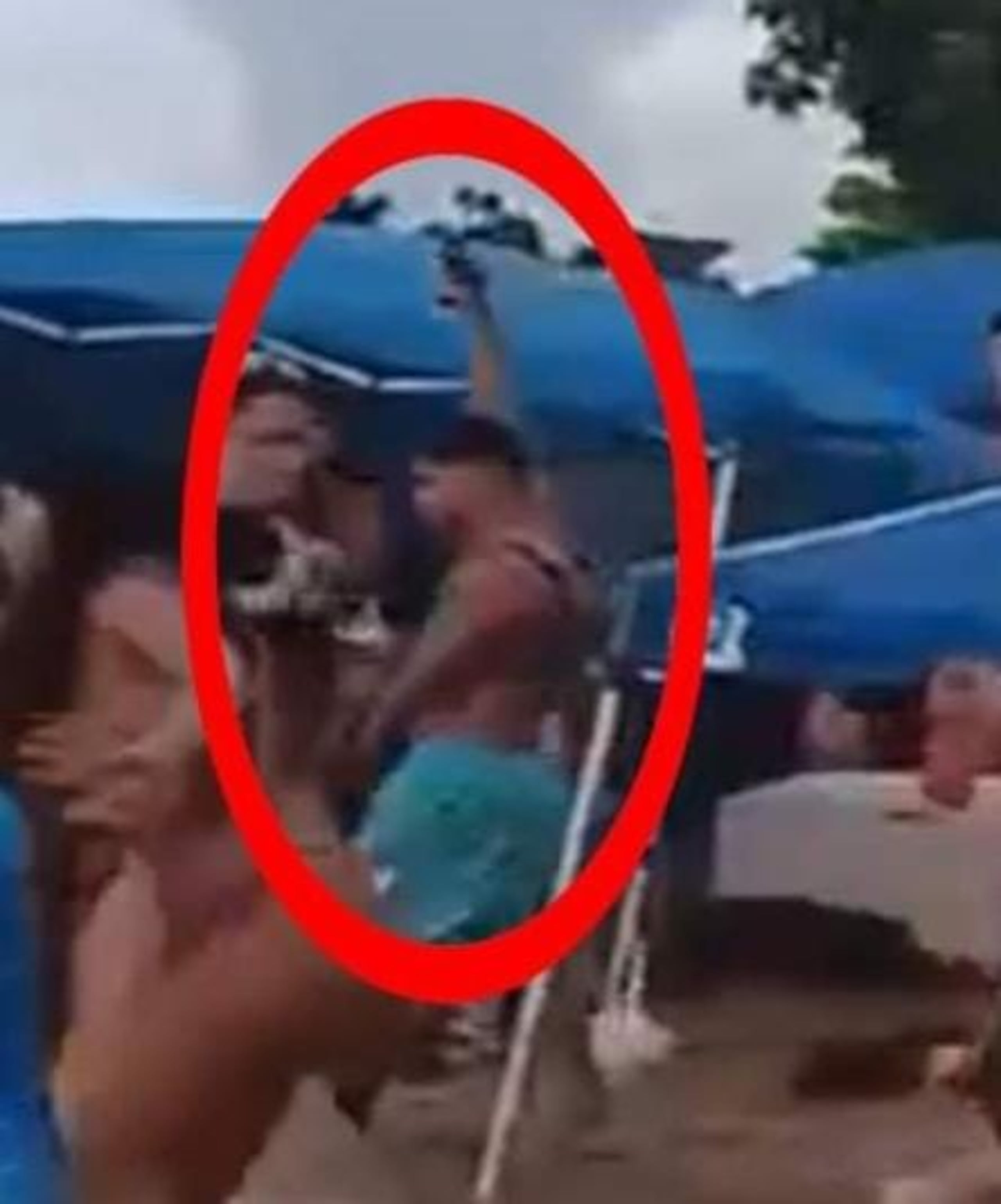 Imagen captada en un vídeo circulado en redes sociales sobre el momento en el que ocurrió el altercado en el balneario de Vega Baja.