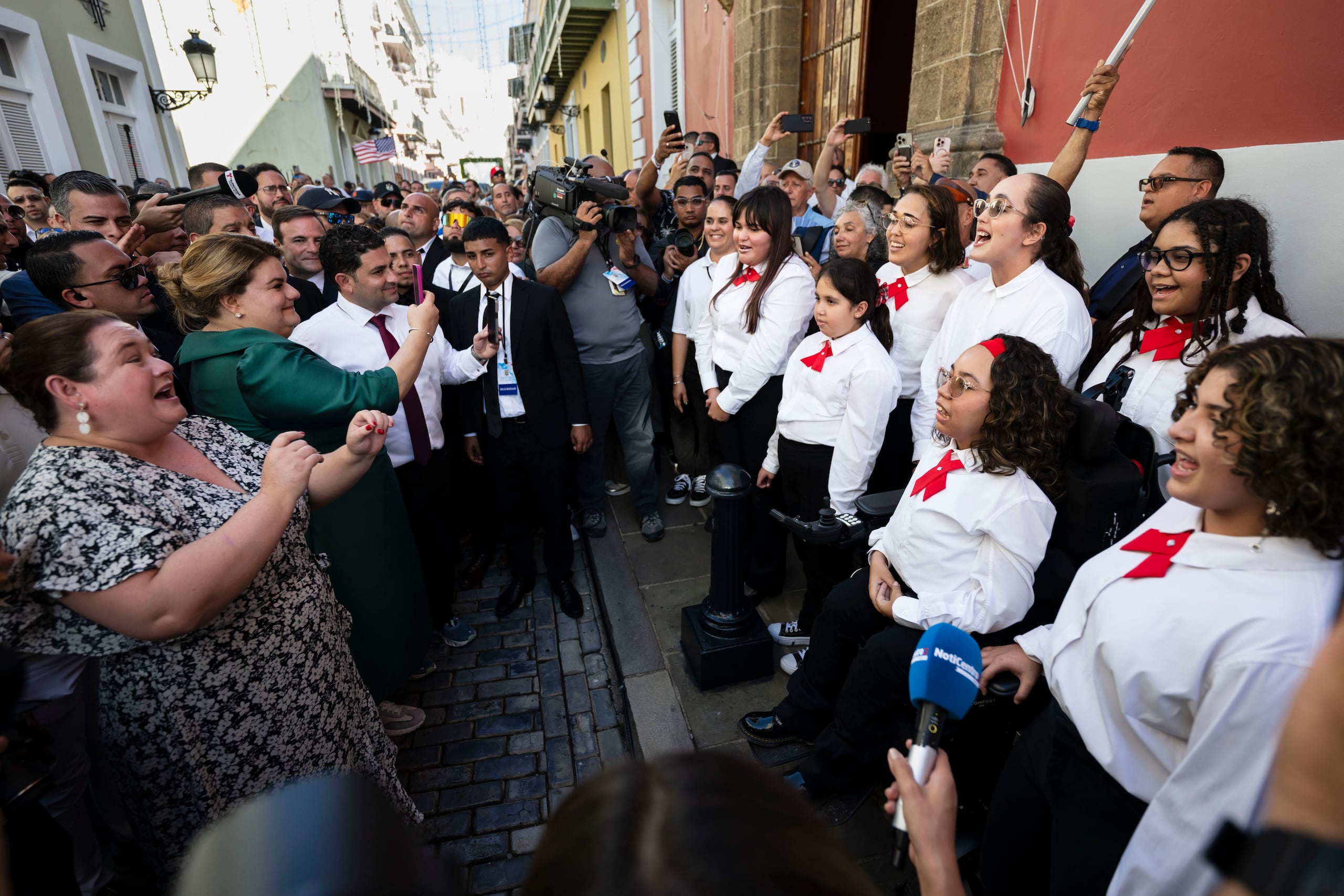 González Colón disfrutando de la presentación del coro de Ser de Puerto Rico.