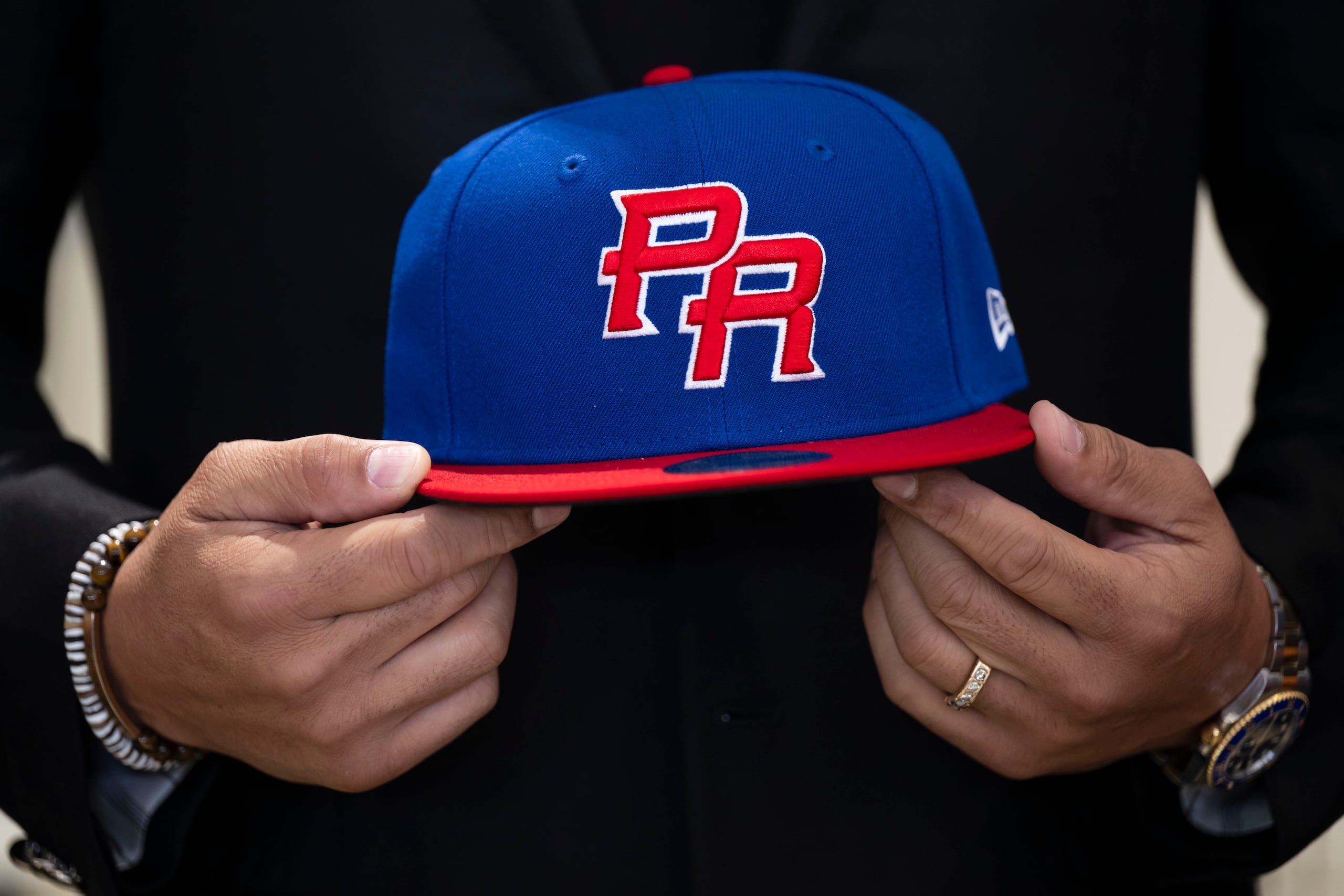 Imagen del día del anuncio de Carlos Beltrán como gerente general y Joey Solá como gerente de operaciones del Equipo Nacional del Clásico 2026.