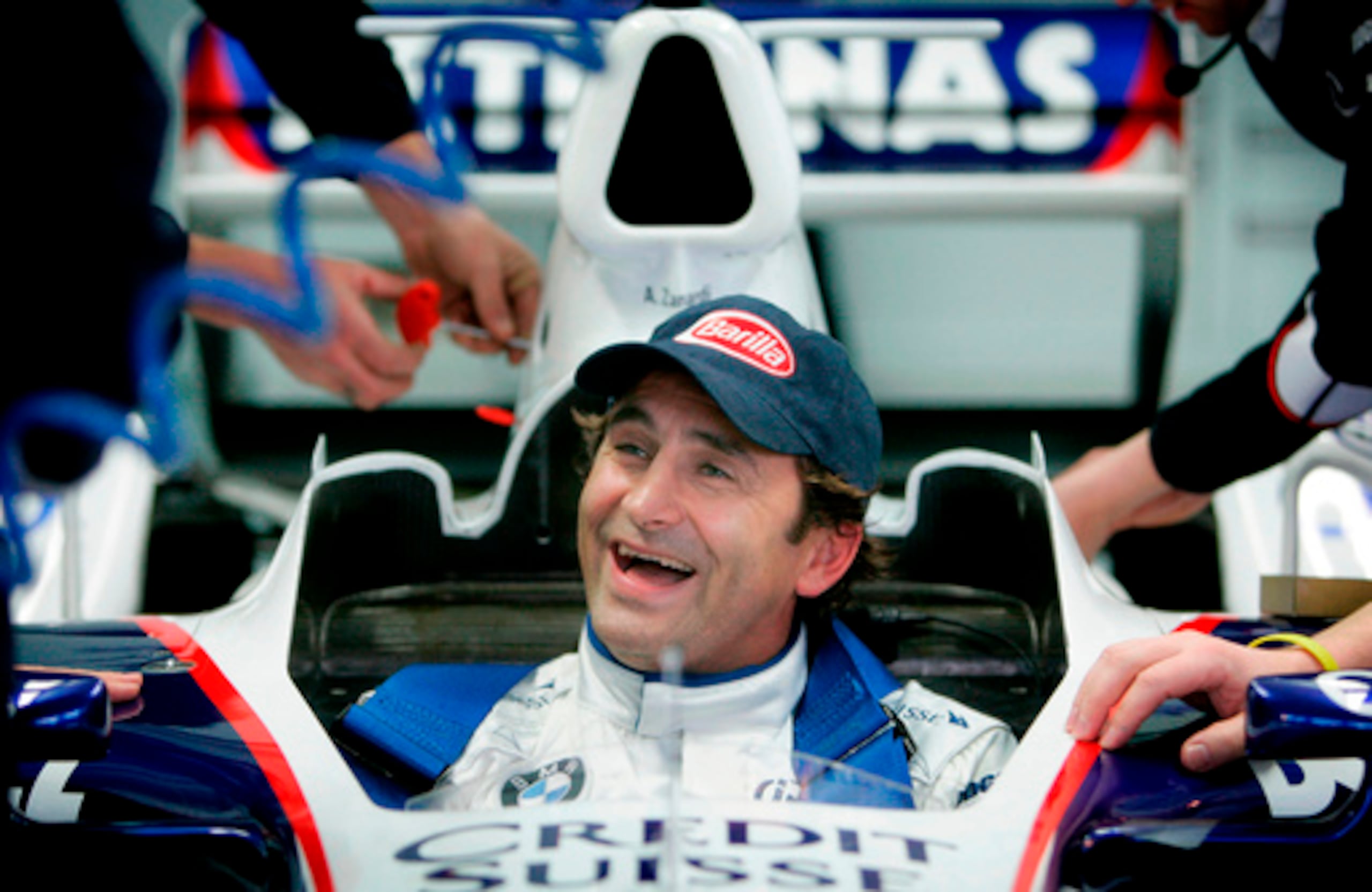 ARCHIVO - Foto del 23 de noviembre del 2006, el dos veces campeón de la CART, Alex Zanardi, quien perdió ambas piernas en un accidente de auto, sonríe al conducir su auto modificado BMW-Sauber C24-B al convertirse en el primer atleta con doble amputación en conducir un auto de prueba de la F1 en Valencia, España. (AP Foto/Fernando Bustamante, Archivo)