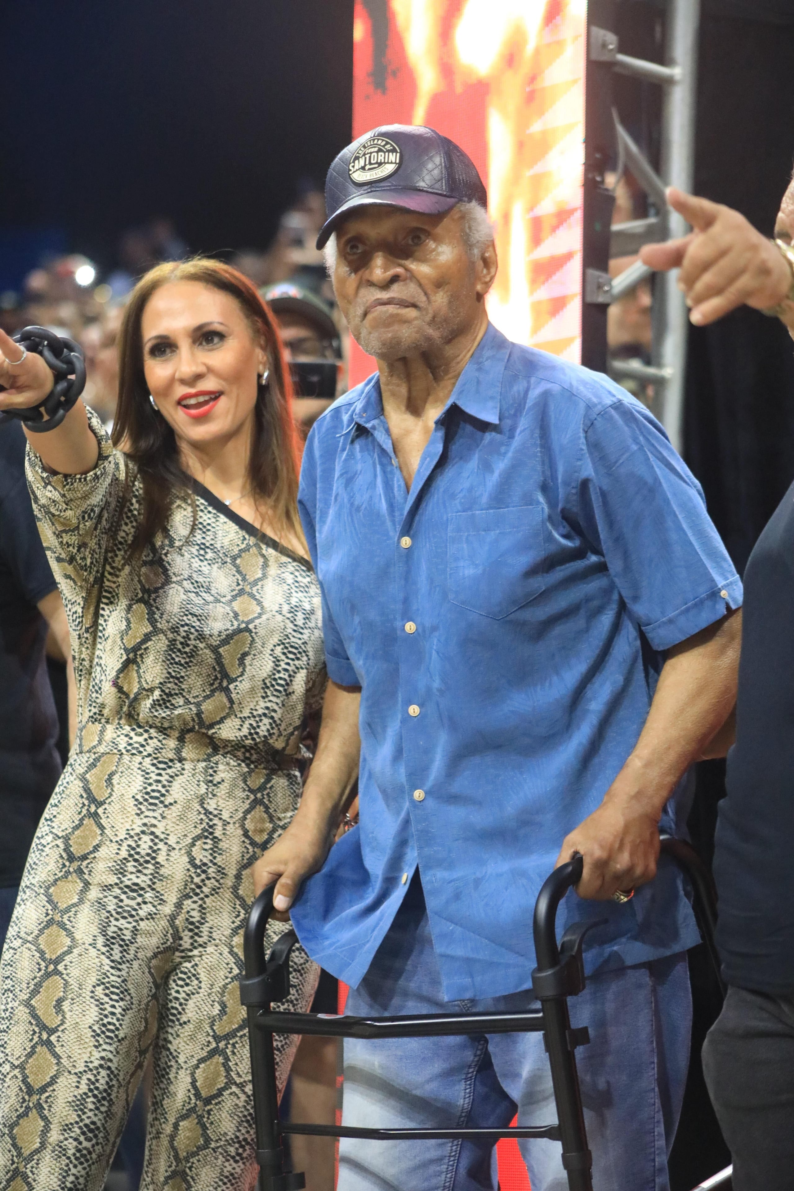 Carlos Colón estuvo presente este año en el Aniversario 51 de la WWC. En la foto aparece acompañado al cuadrilátero por su hija, Stacy Colón.