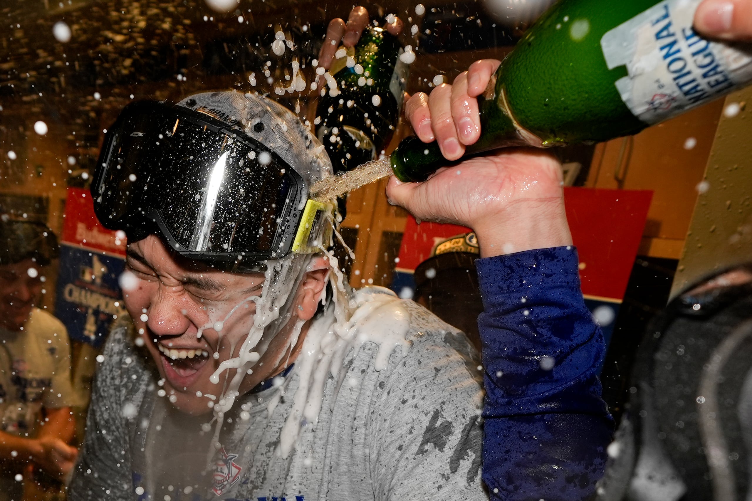 Shohei Ohtani celebra el pase de sus Dodgers a la Serie Mundial.