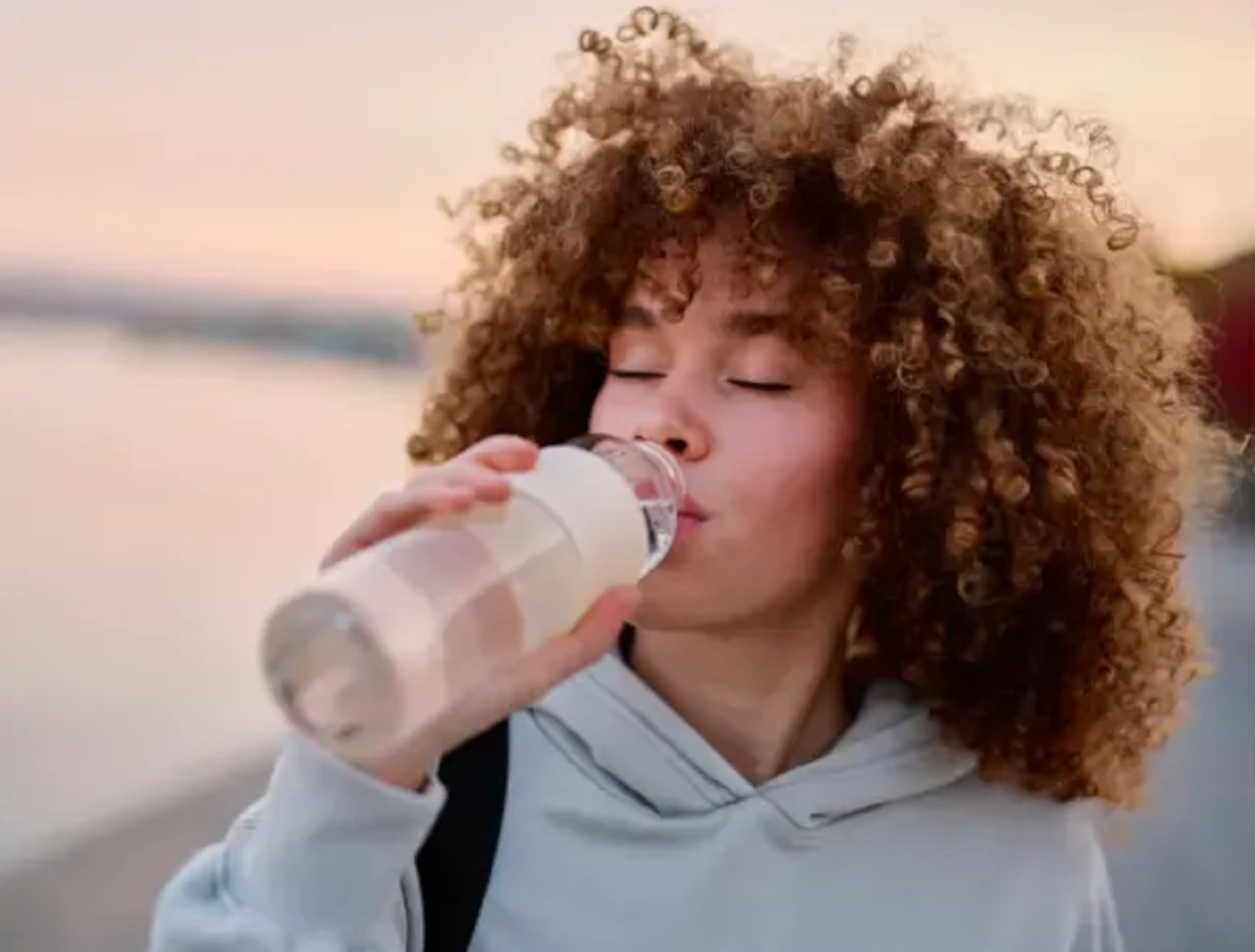 El agua fría puede ocasionar calambres musculares.