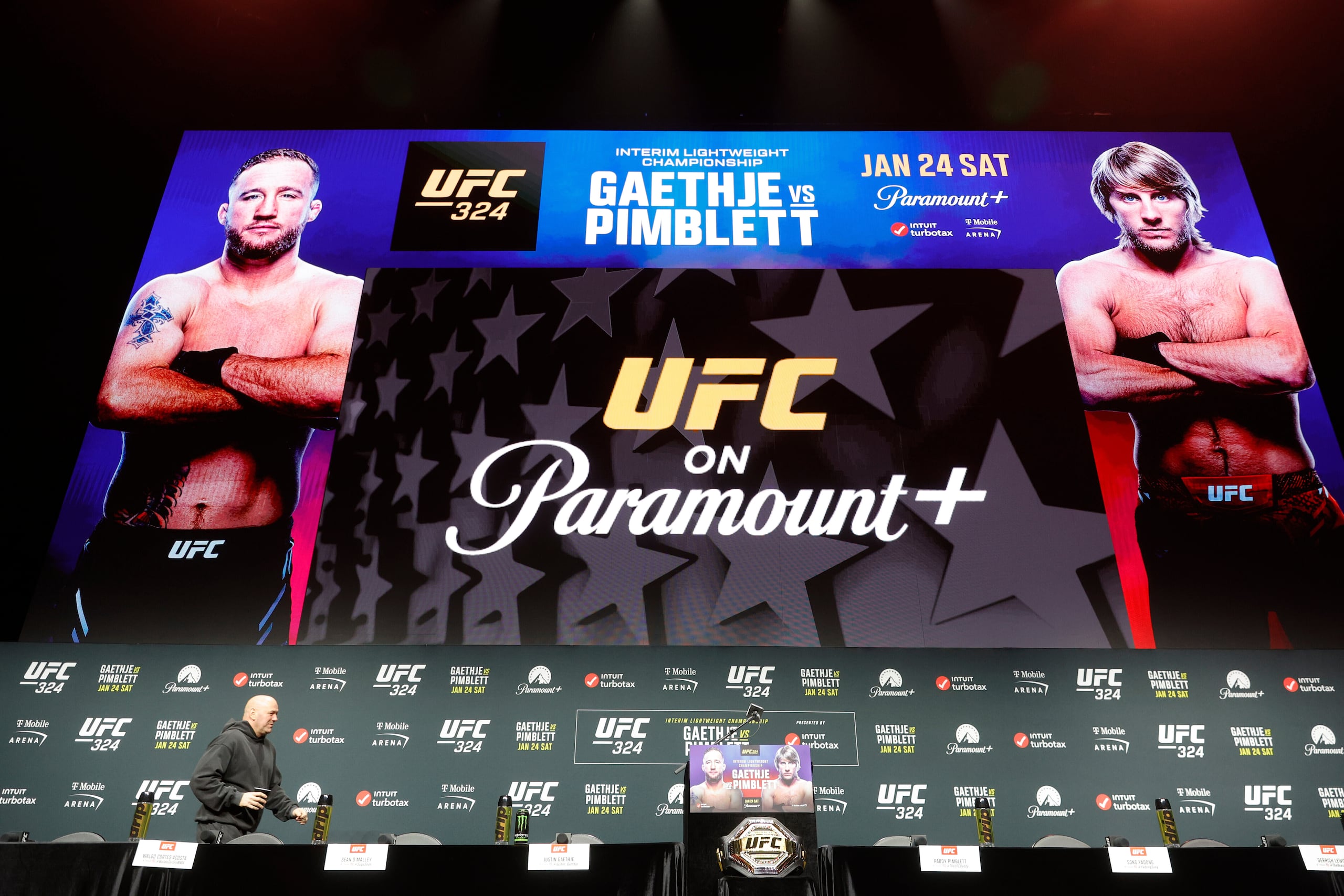 Dana White, presidente de la UFC, se dirige al escenario antes de una conferencia de prensa para UFC 324 en Las Vegas.