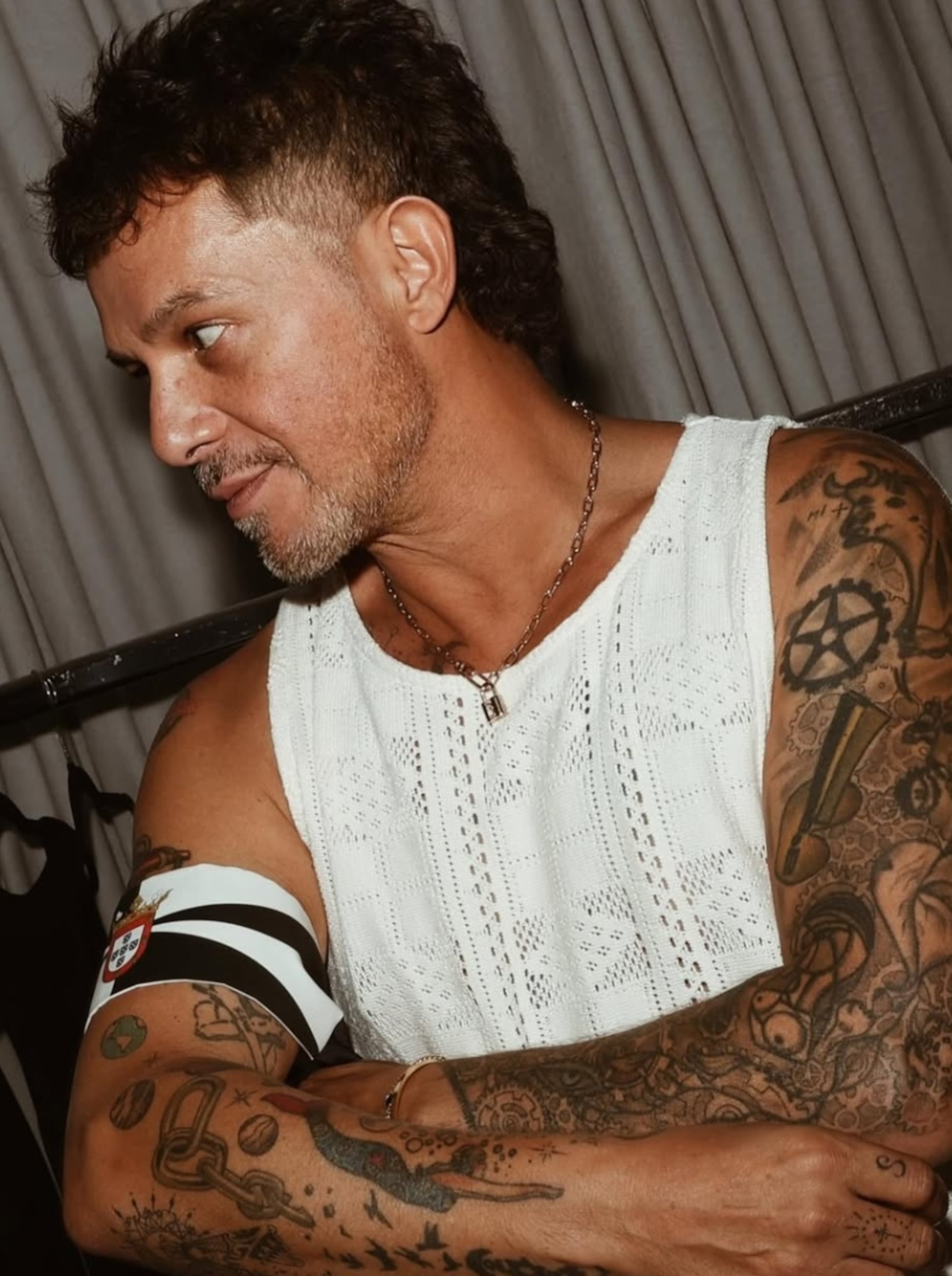 Sanz, a sus 57 años, lleva un mullet moderno con un "fade".