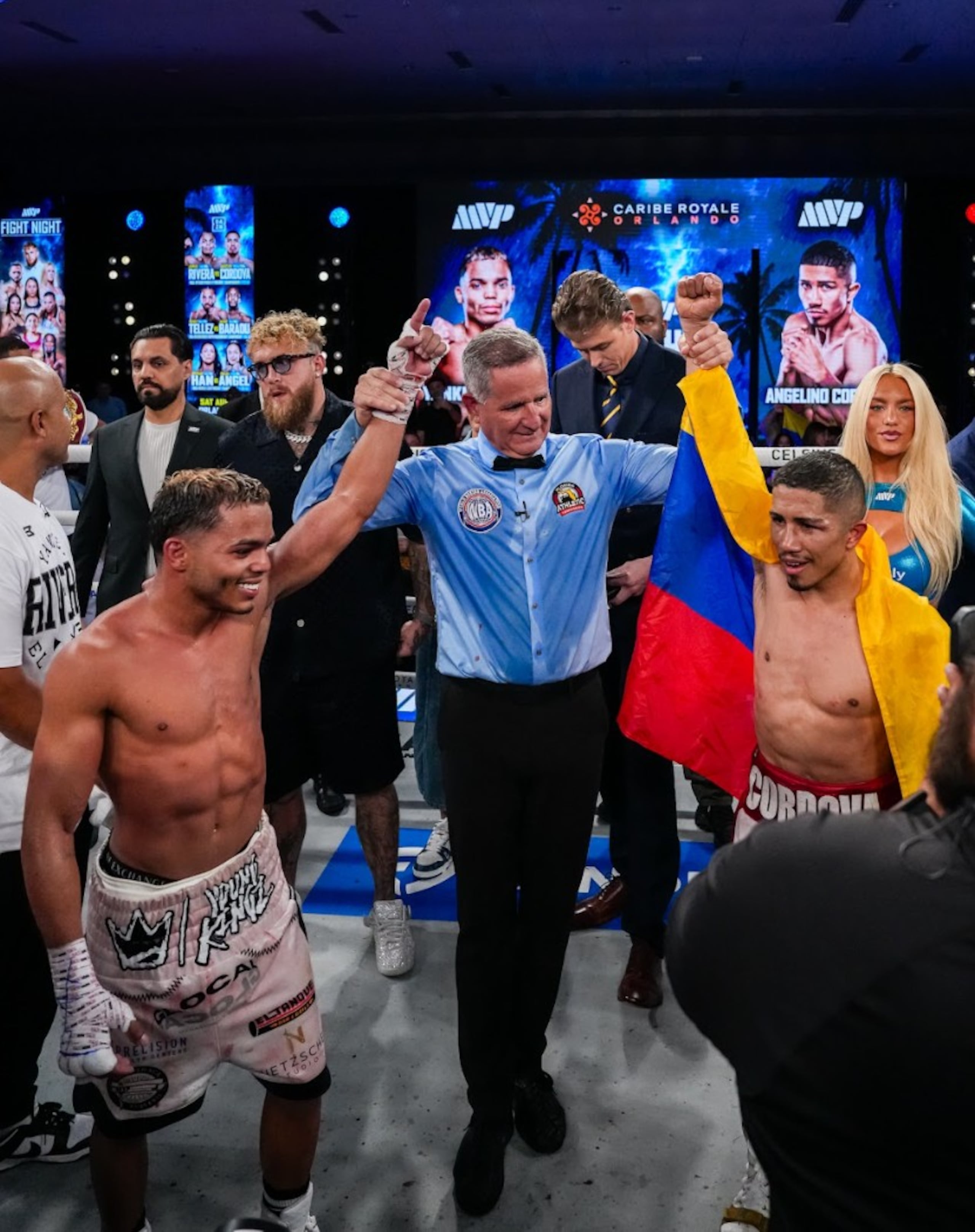 El oficial del combate levanta los brazos de Yankiel Rivera y Angelino "El Huracán" Córdova al anunciarse el empate mayoritario. (Most Valuable Promotions / Joseph Correa)