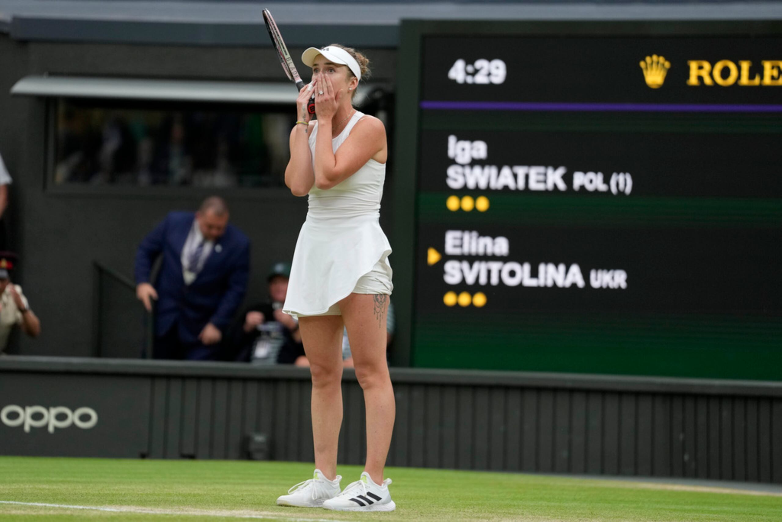 Elina Svitolina reacciona tras vencer a la polaca Iga Swiatek en los cuartos de final de Wimbledon.