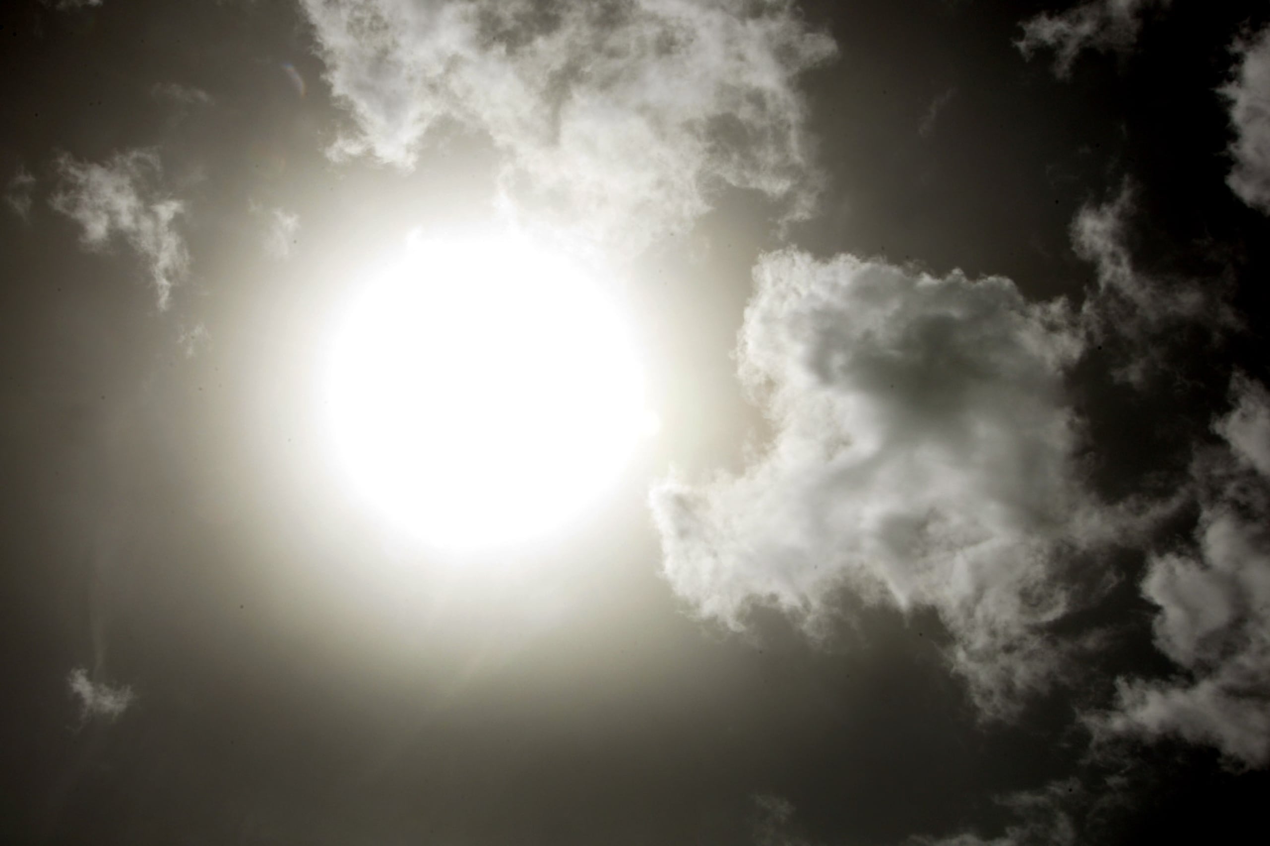 Una advertencia de calor se emite cuando los índices de calor podrían alcanzar hasta 108 grados Fahrenheit, lo que representa un riesgo para la salud.