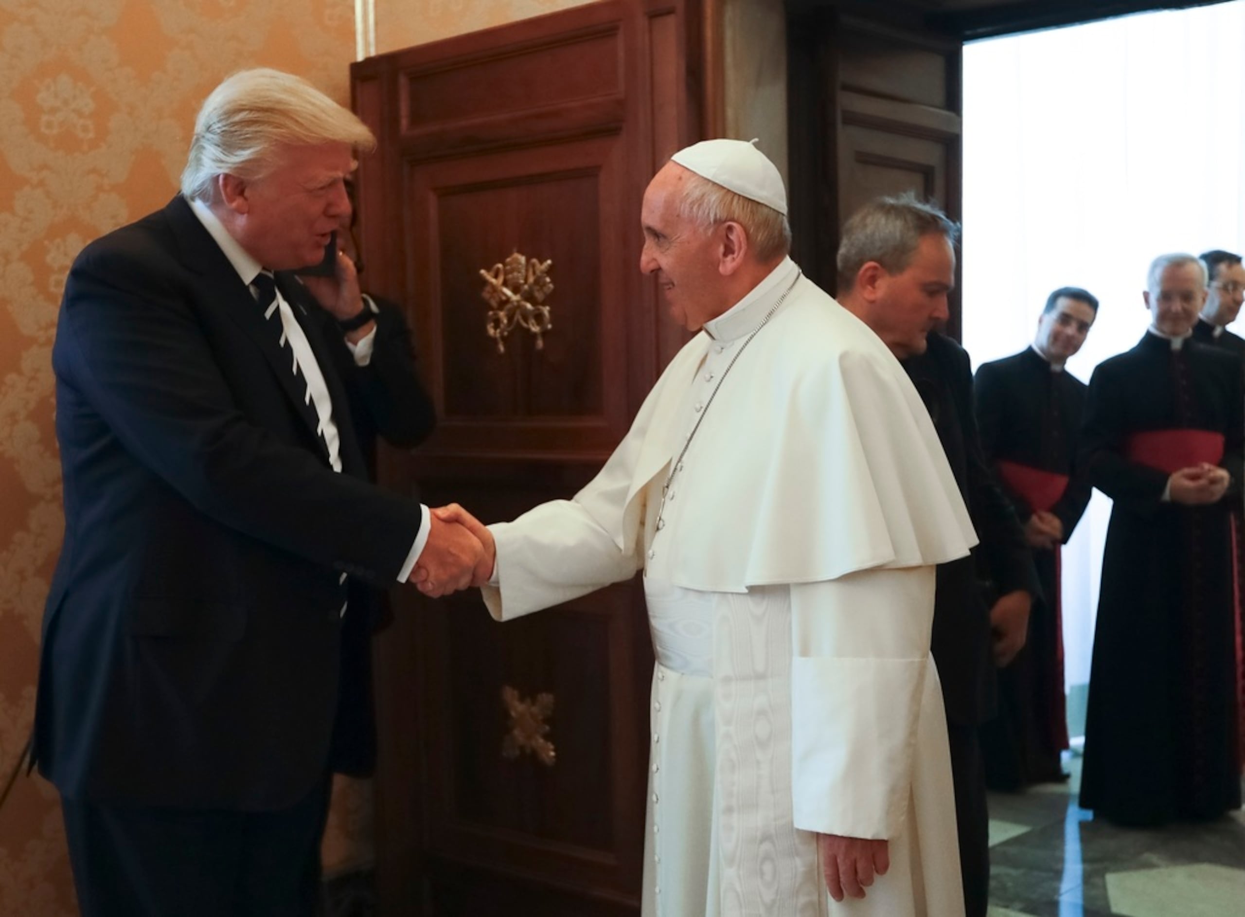 El papa Francisco se reúne con el presidente Donald Trump con motivo de su audiencia privada, en el Vaticano, el 24 de mayo de 2017.