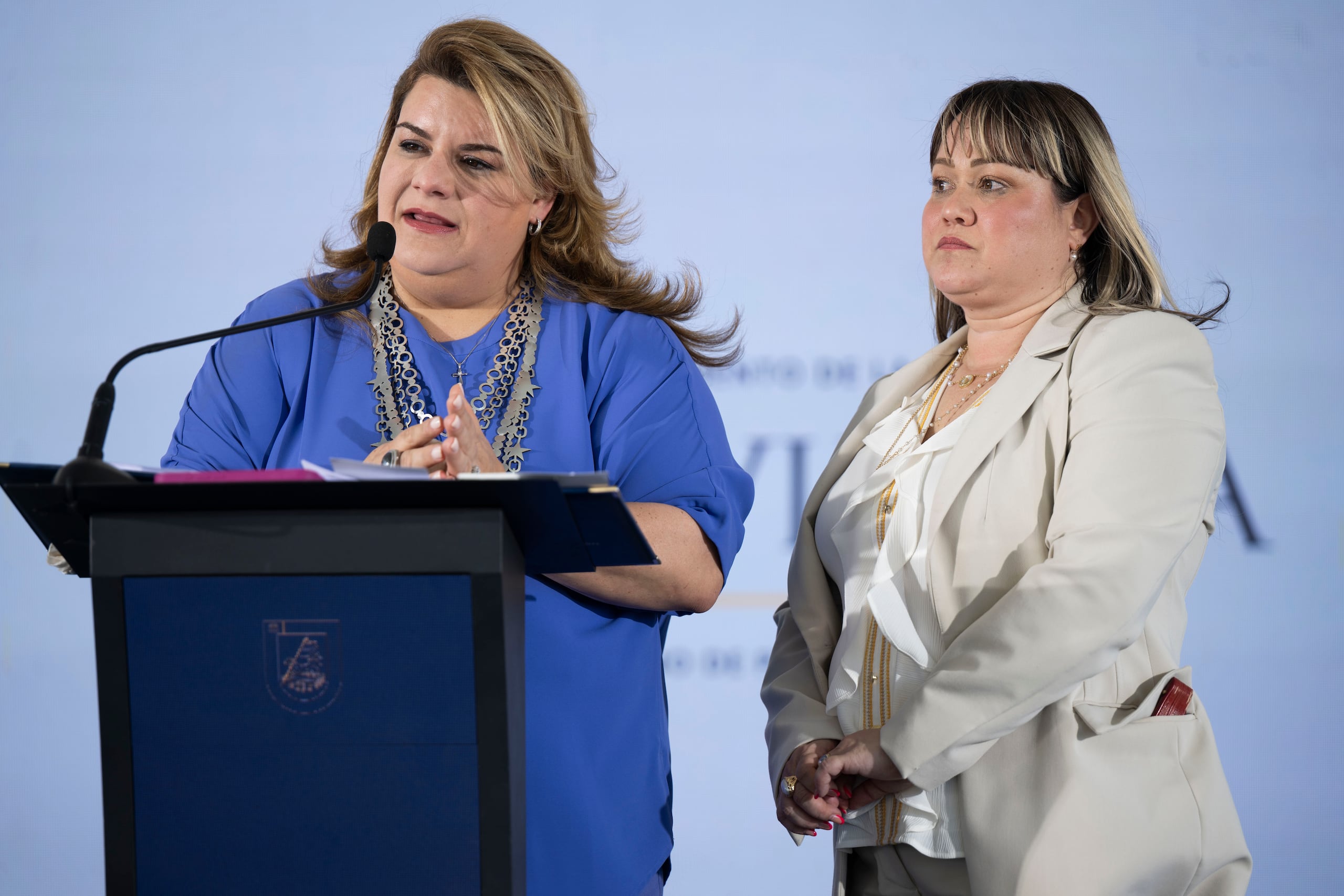 La gobernadora Jenniffer González, junto a la secretaria del Departamento de la Vivienda, Ciary Pérez Peña, visitó a Morovis.