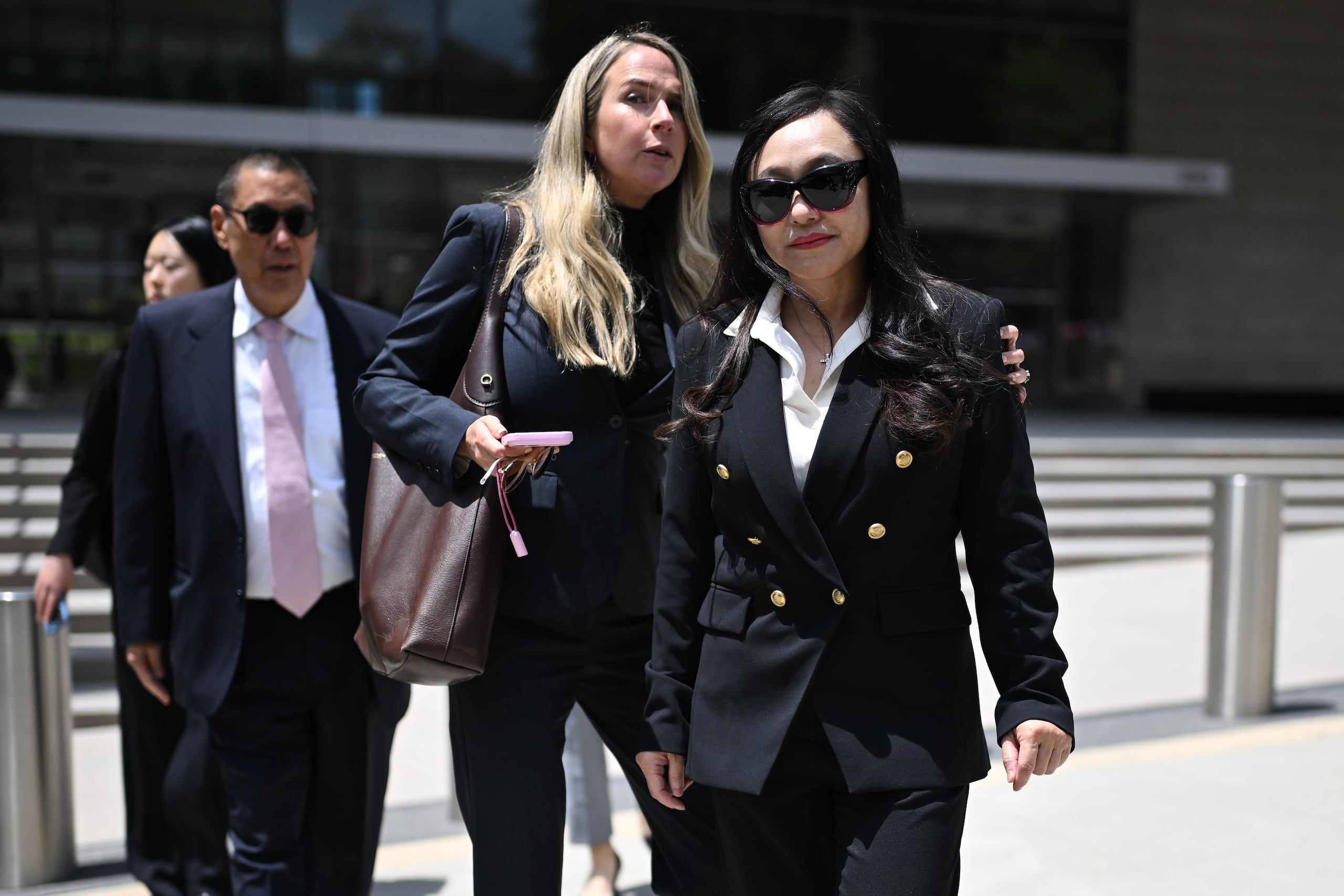 Eileen Wang, exalcaldesa de Arcadia, California, derecha, sale de un tribunal federal tras declararse culpable de actuar como agente ilegal del gobierno chino, el viernes, 29 de mayo de 2026, en Los Ángeles. (Foto AP/William Liang)