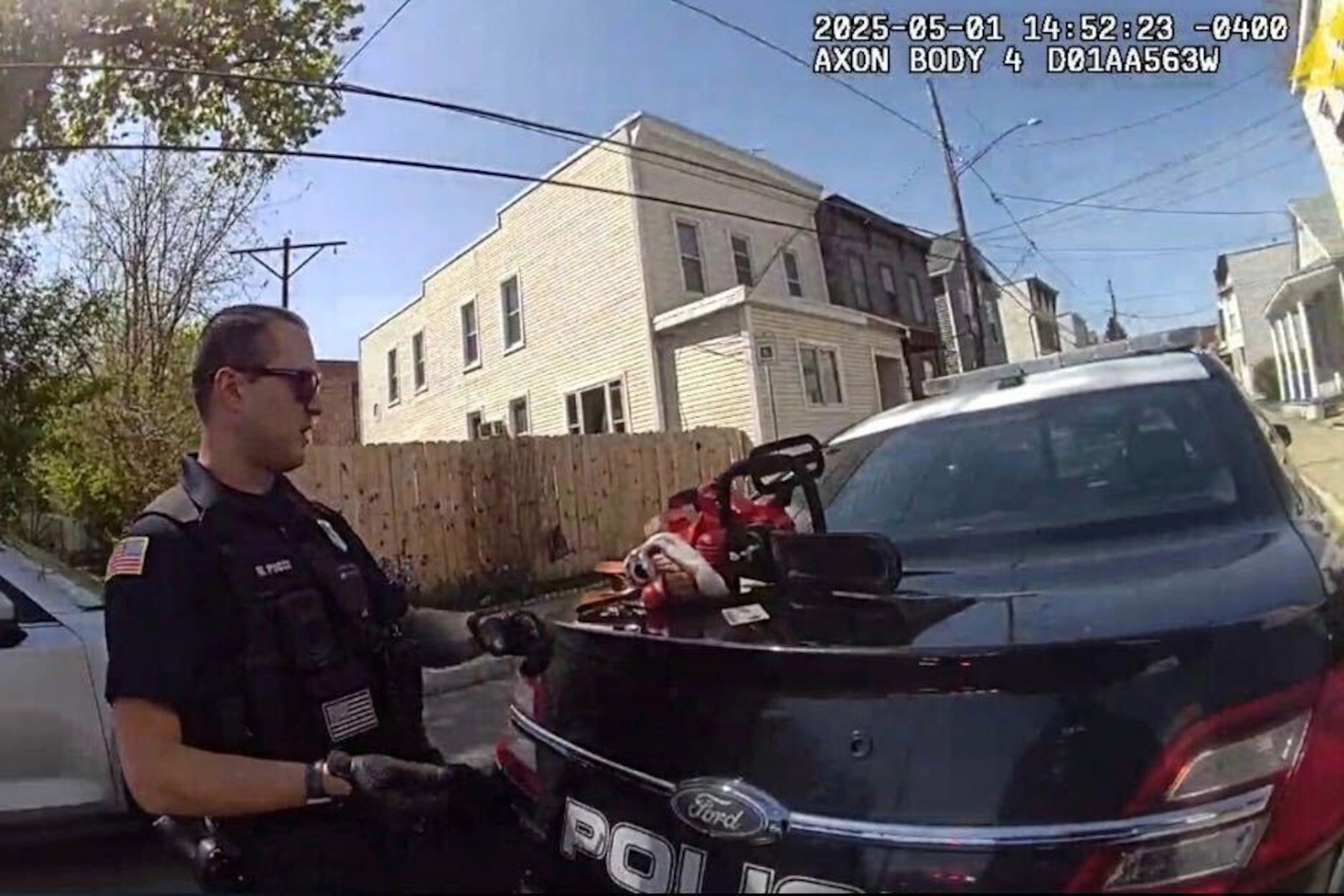 Esta imagen tomada del video de una cámara corporal difundido por el Departamento de Policía de Cohoes, Nueva York, muestra una motosierra y una máscara de payaso, el 1 de mayo de 2025, en Cohoes, Nueva York. (Departamento de Policía de Cohoes, NY vía AP)