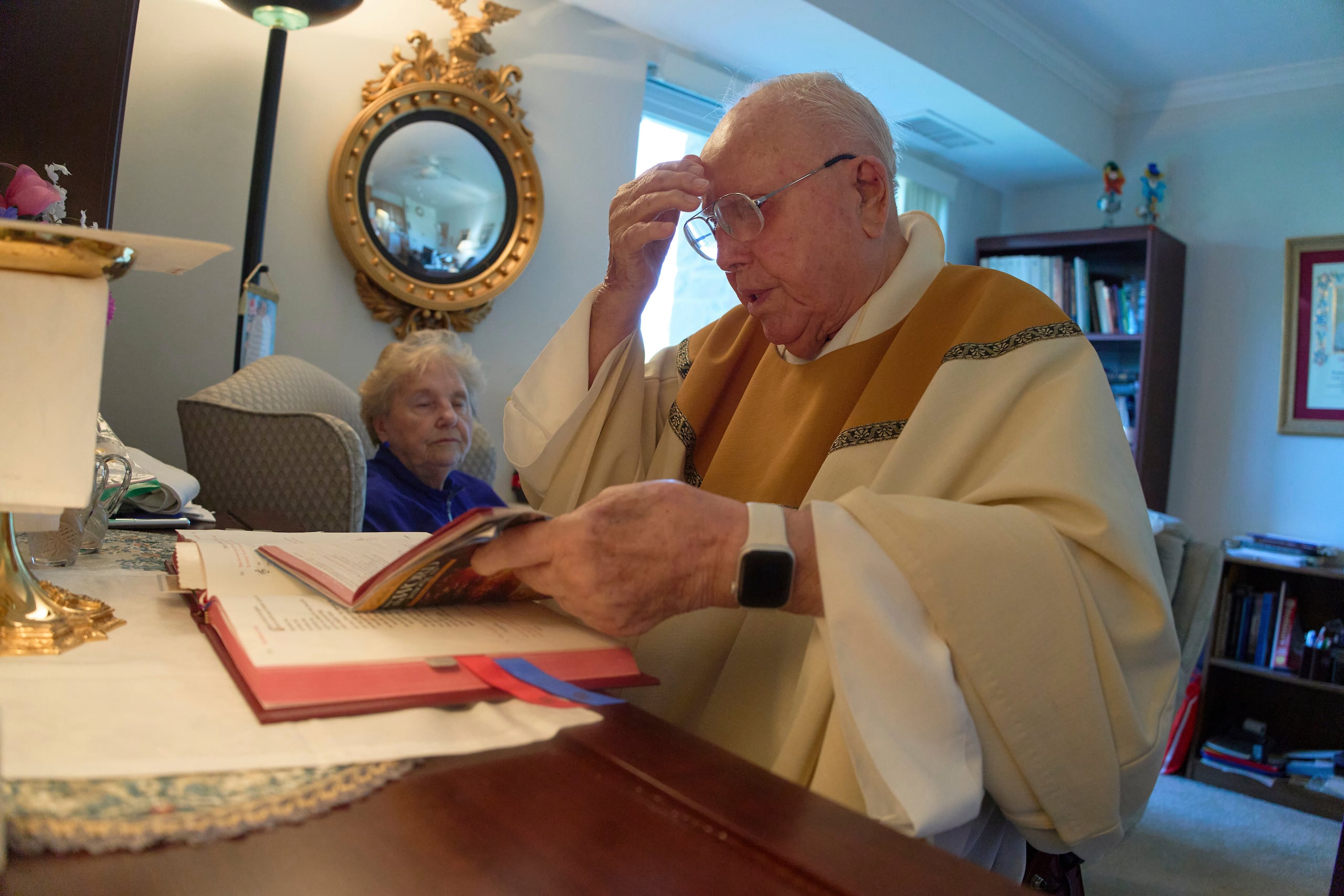 El padre James Kelly celebra misa en su apartamento en la comunidad de retiro Normandy Farms Estates, el jueves 19 de junio de 2025, en Blue Bell, Pensilvania. (AP Foto/Luis Andrés Henao)