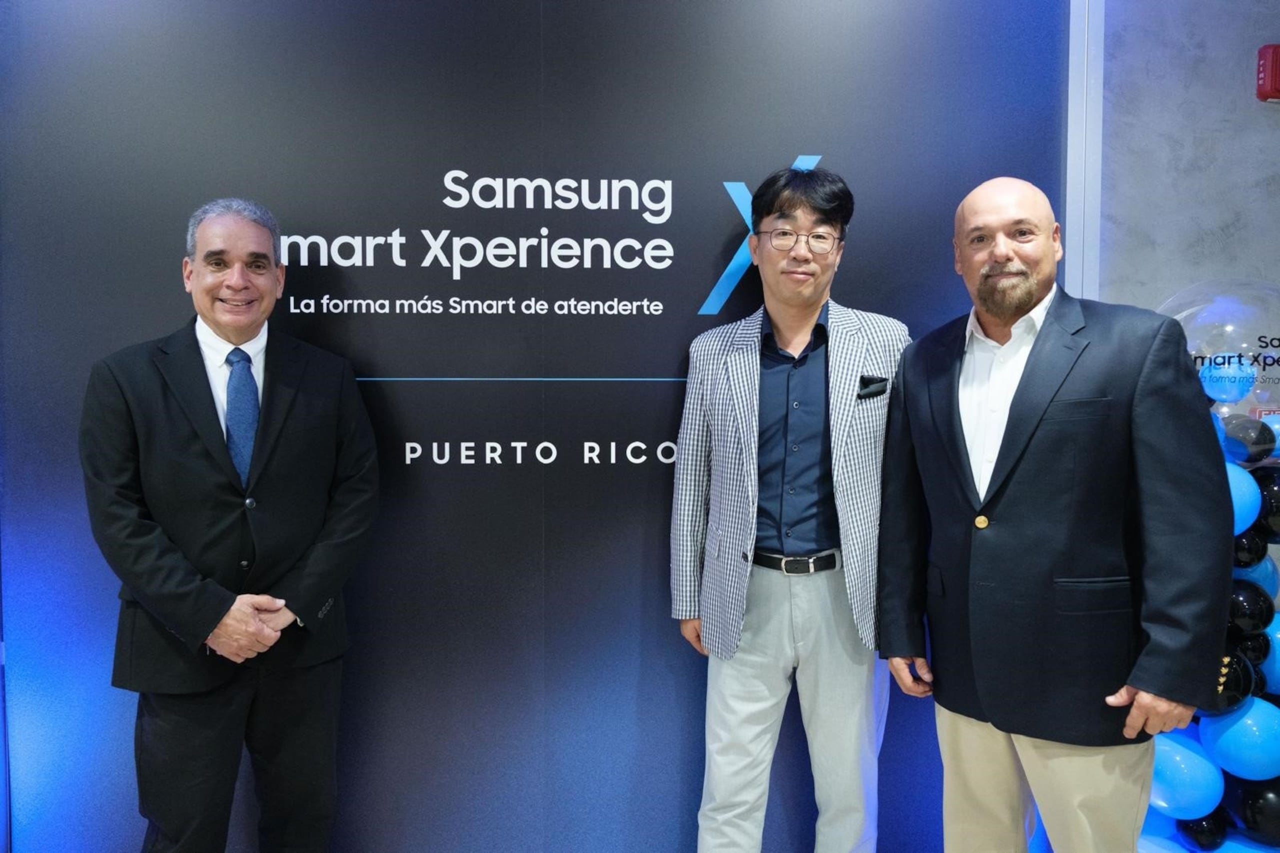 Franklin Castillo, director regional de Satisfacción al Cliente, SELA; Kuba Baek, BM de Customer Satisfaction, SELA; y Joe Balerdi, de Topp Solutions y Partner de Servicios del Smart Center de Puerto Rico.