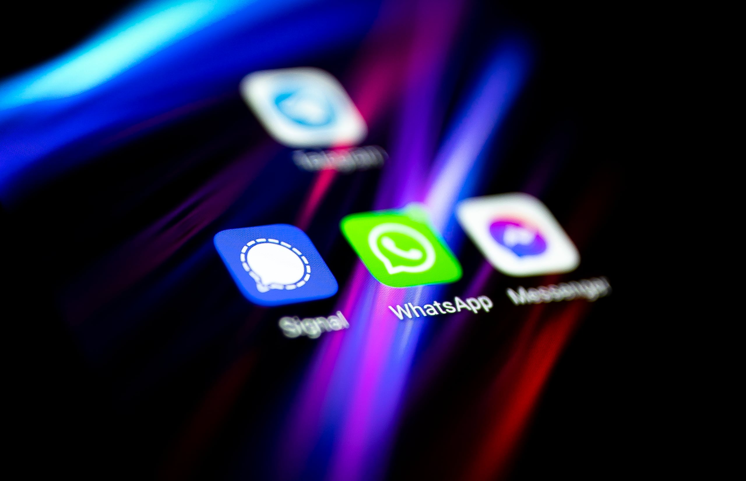 En comparación con otros grupos de adultos en EEUU, los hispanohablantes dedican más tiempo a estar conectados en línea y menos tiempo a ver televisión tradicional.