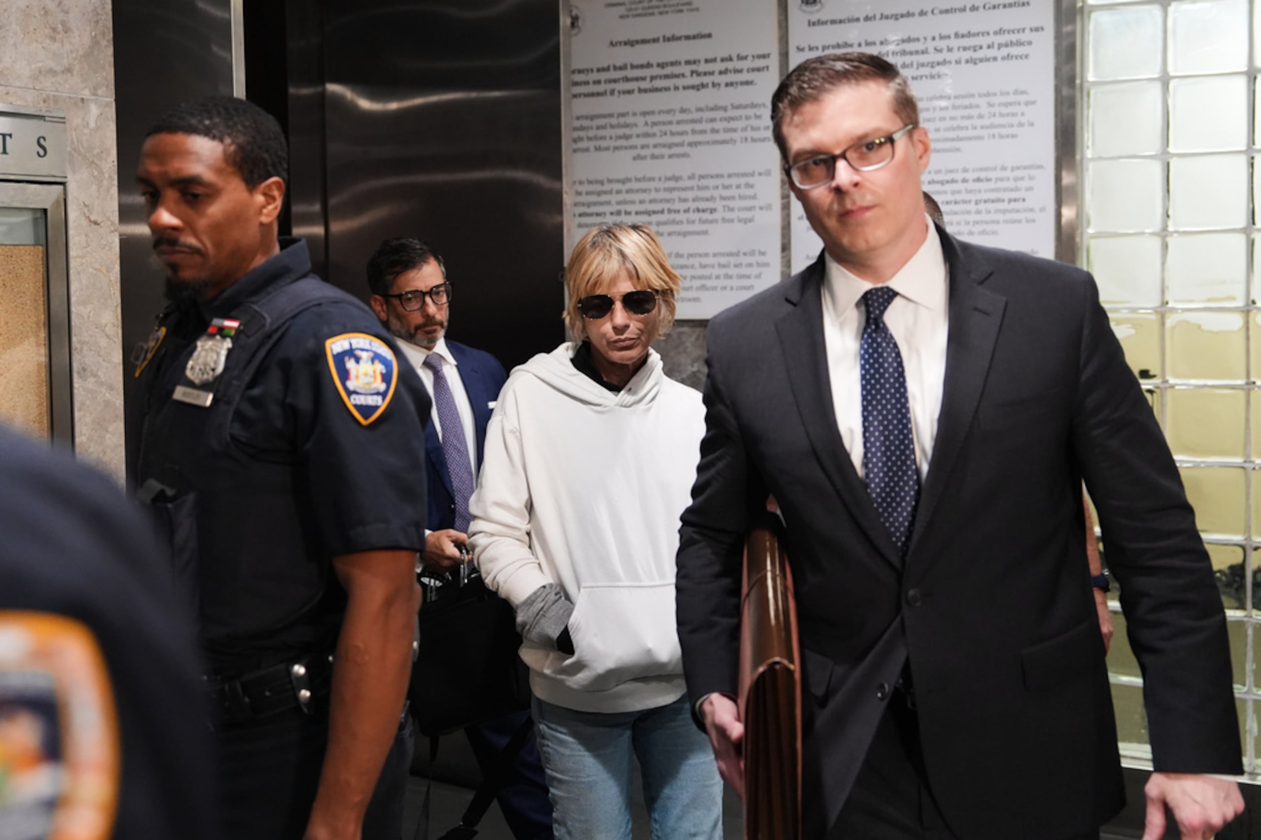 Selma Blair sale del tribunal el lunes, 12 de octubre, en Nueva York, tras su comparecencia judicial por los cargos de lesionar a dos auxiliares de vuelo durante un vuelo de costa a costa.
