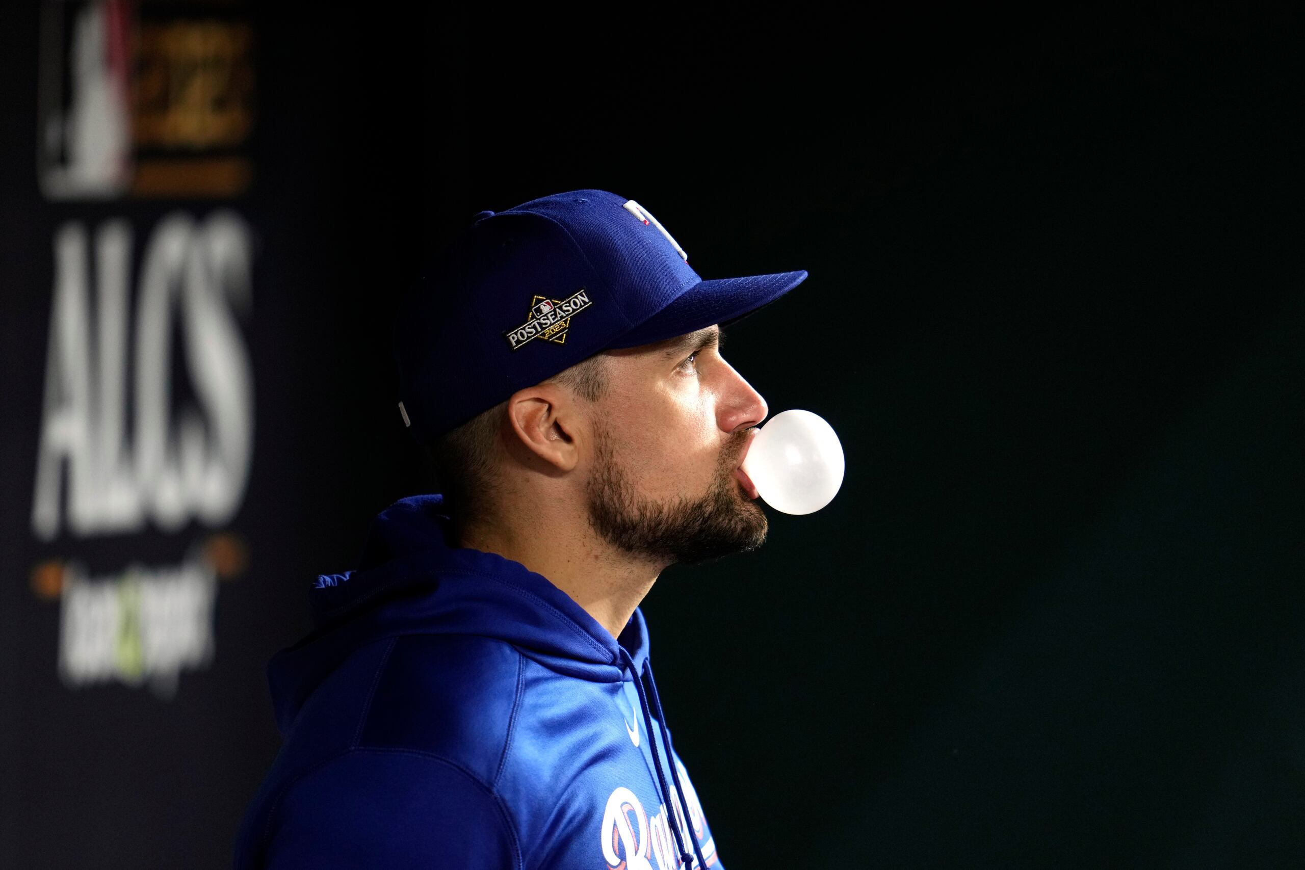 Nathan Eovaldi, lanzador de los Rangers de Texas, hace una bomba con goma de mascar durante el cuarto juego de la Serie de Campeonato de la Liga Americana ante los Astros de Houston, el jueves 19 de octubre de 2023 en Arlington. El derecho tendrá la encomienda de abrir el partido de hoy en Houston y prevenir la eliminación de su equipo.