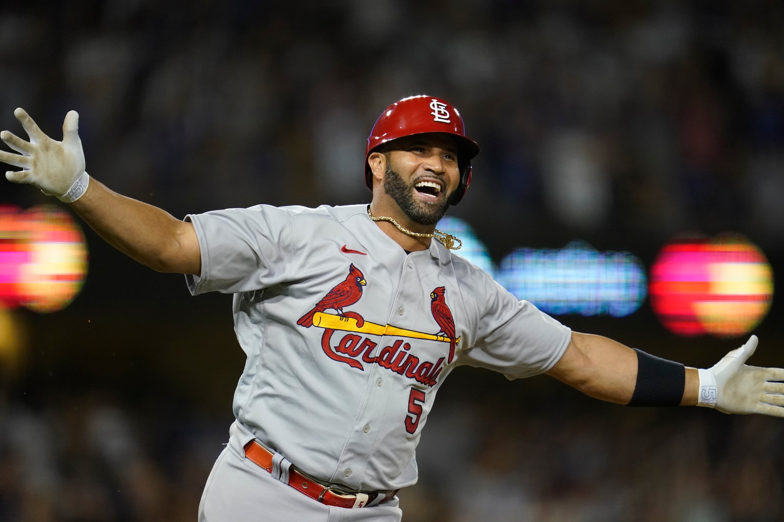Albert Pujols se disfruta el momento mientras recorre las bases tras sacudir su cuadrangular número 700 en las Grandes Ligas.