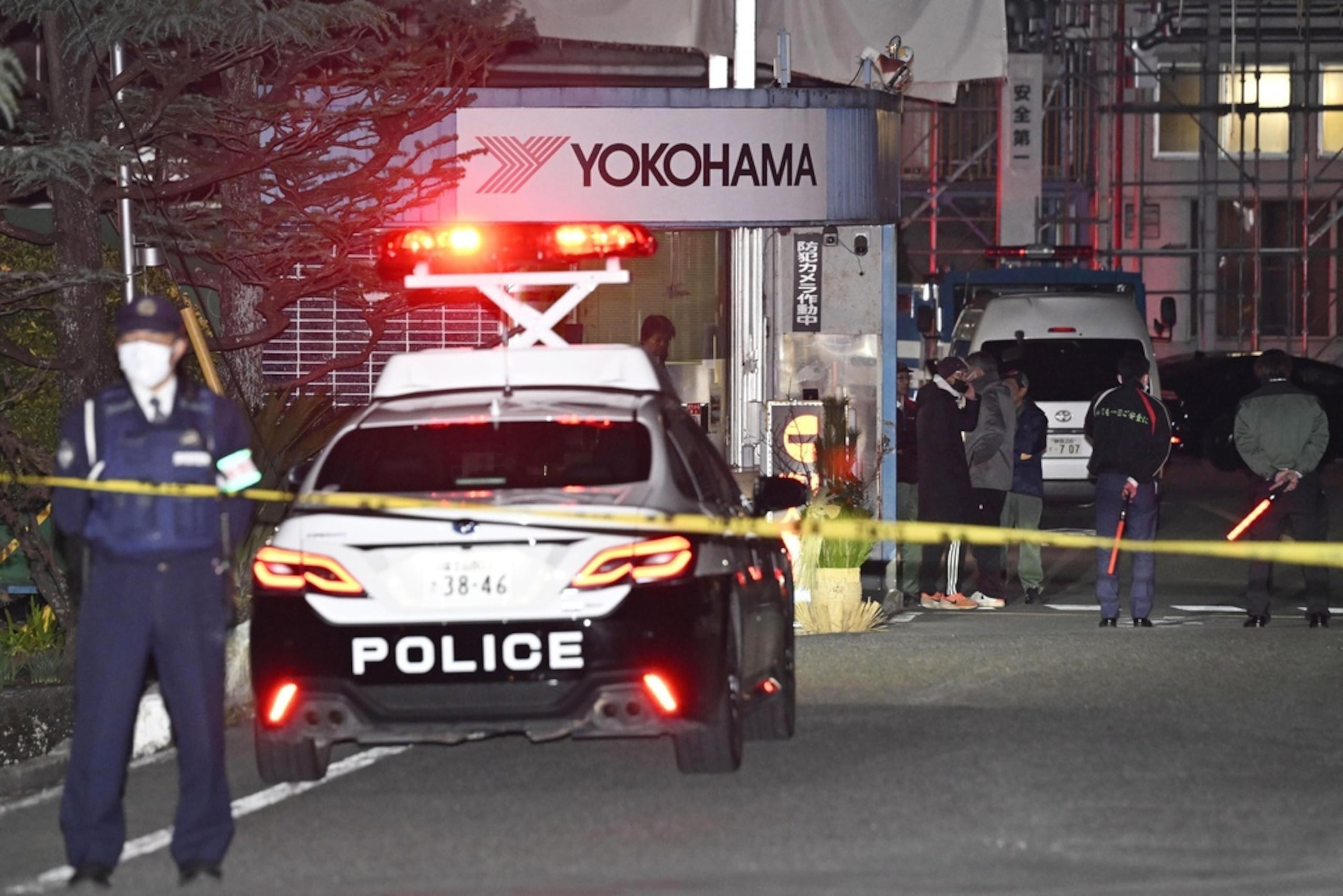 Agentes de la Policía vigilan la escena de una apuñalada en la empresa Yokohama Rubber en Mishima, al oeste de Tokio, el viernes 26 de diciembre de 2025.